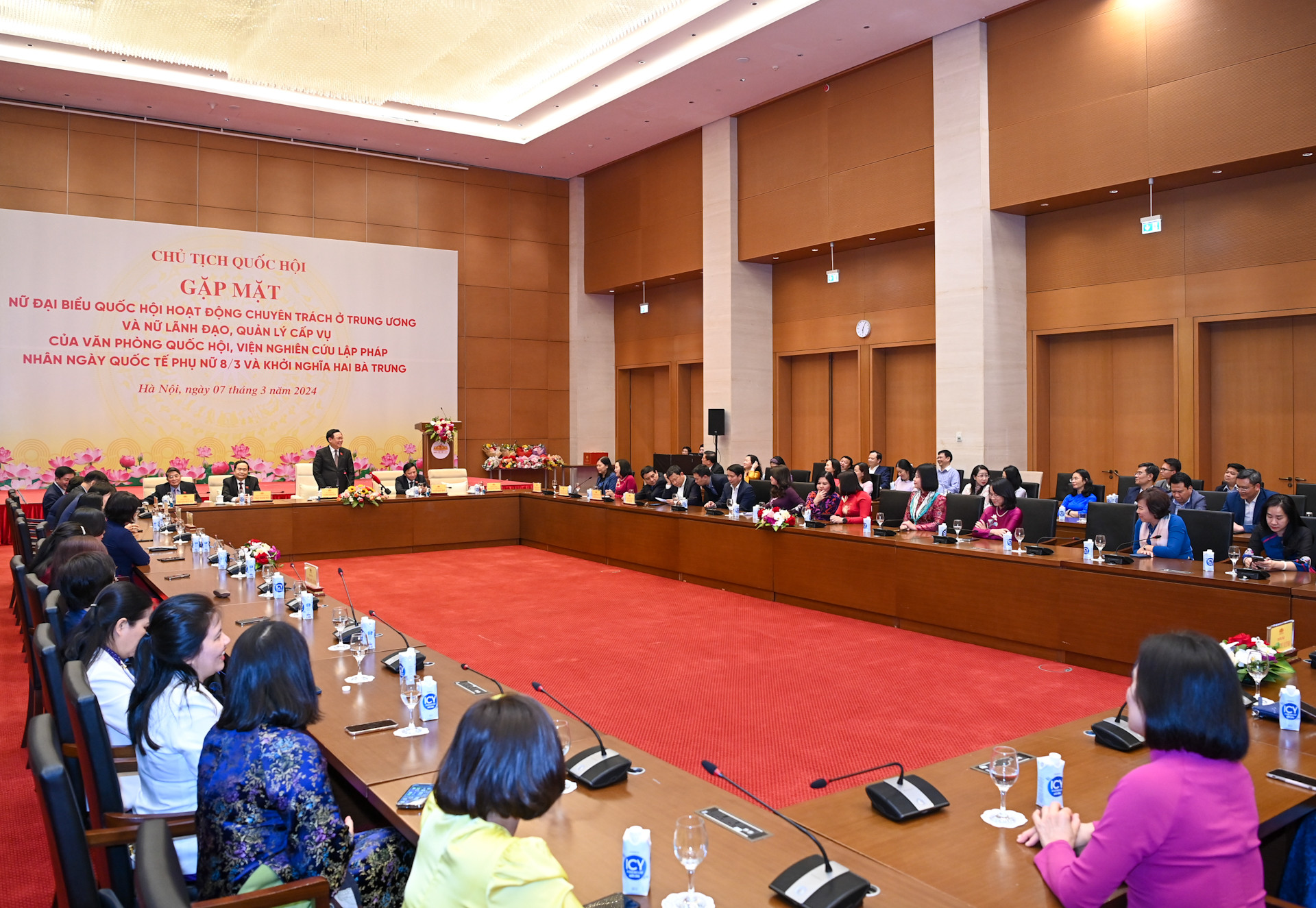 Quang cảnh cuộc gặp mặt tại Nhà Quốc hội.