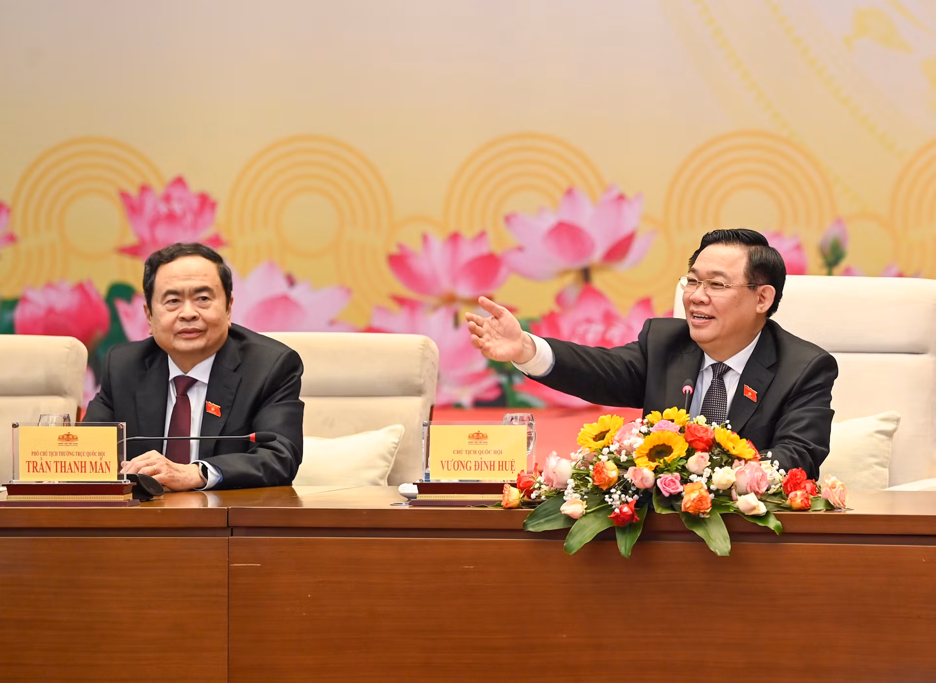 Chủ tịch Quốc hội Vương Đình Huệ, Phó Chủ tịch Thường trực Quốc hội Trần Thanh Mẫn tại cuộc gặp mặt.