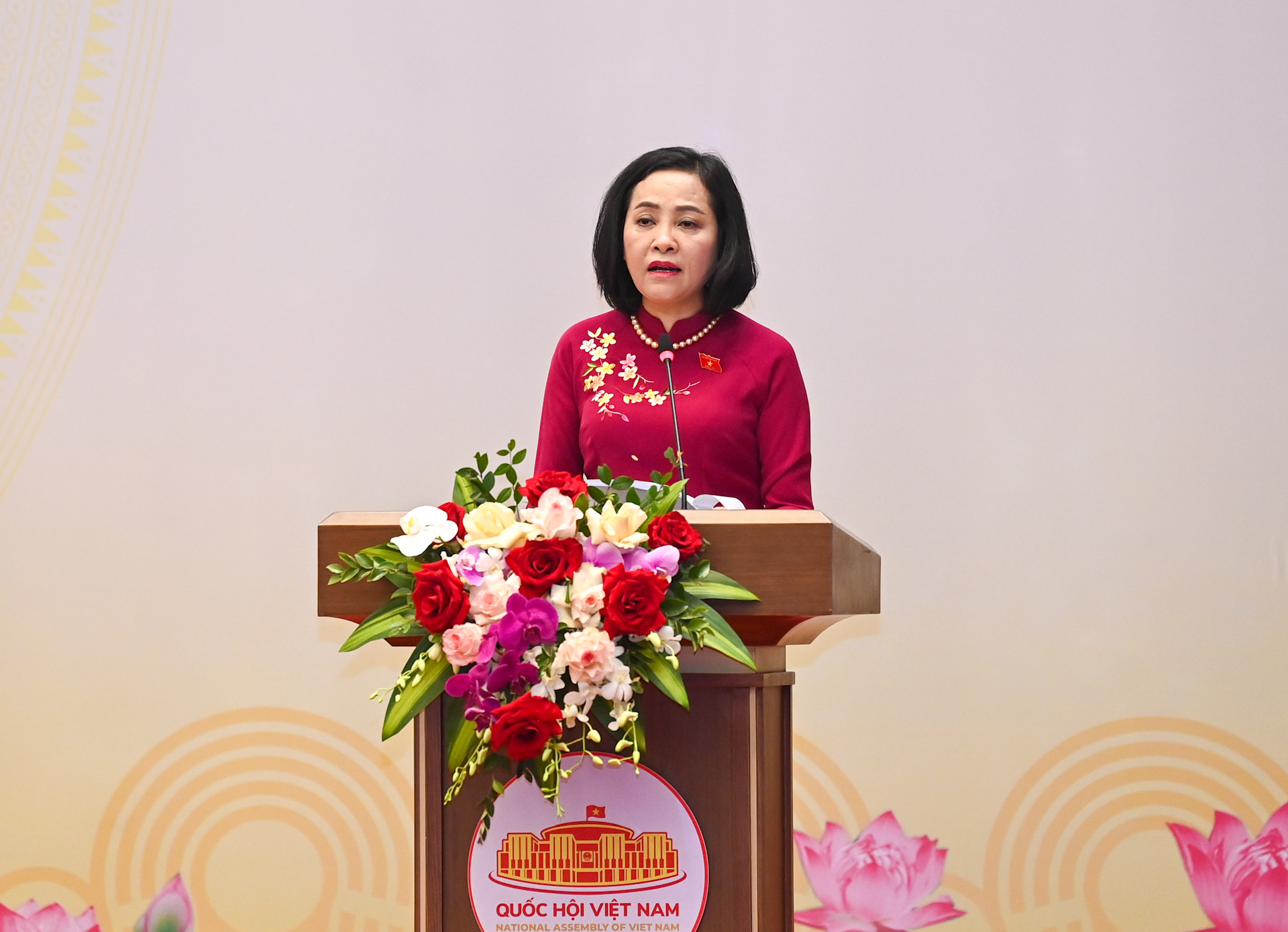 Trưởng ban Công tác đại biểu Nguyễn Thị Thanh báo cáo tại cuộc gặp mặt.