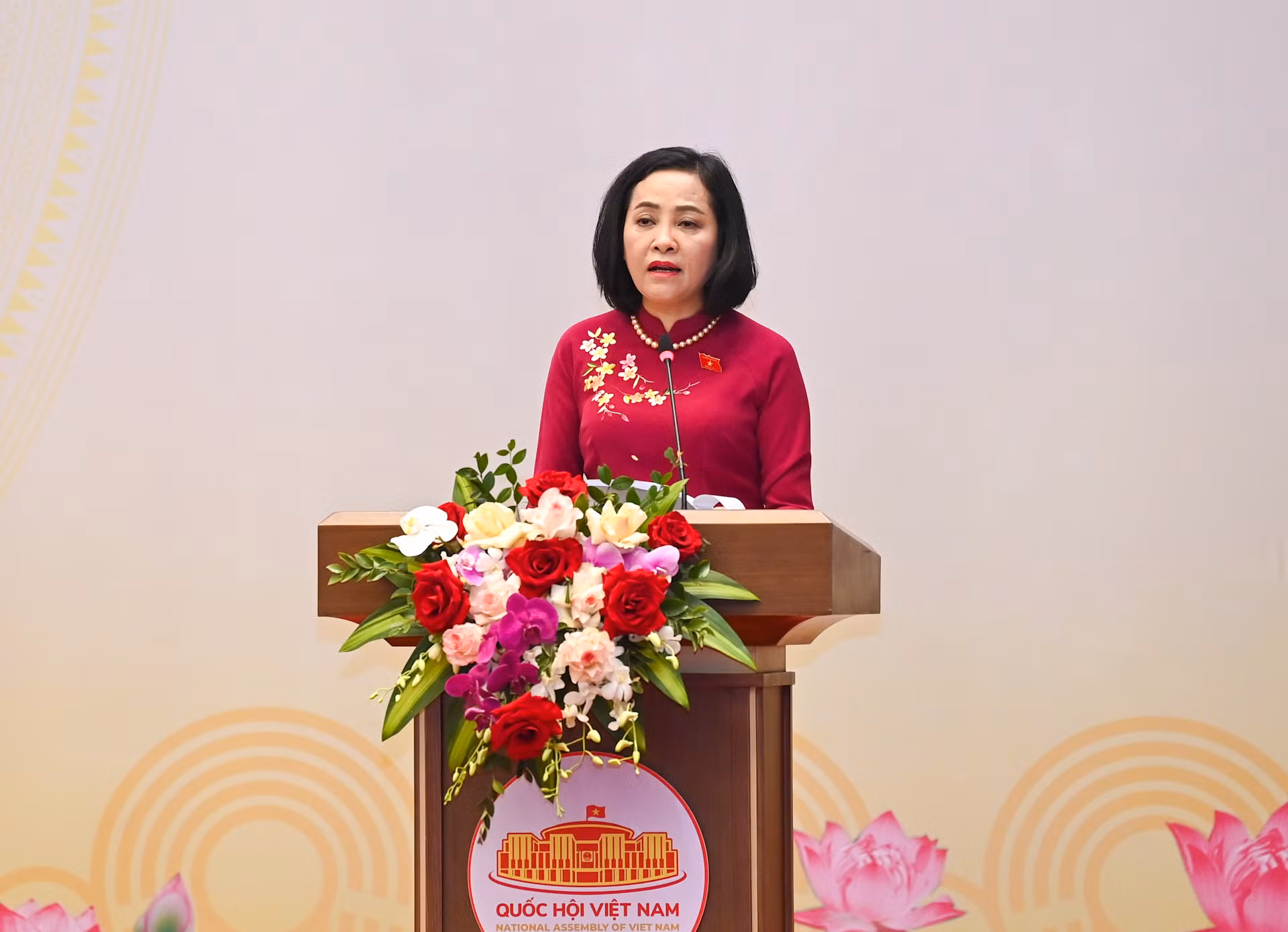 Trưởng ban Công tác đại biểu Nguyễn Thị Thanh báo cáo tại cuộc gặp mặt.