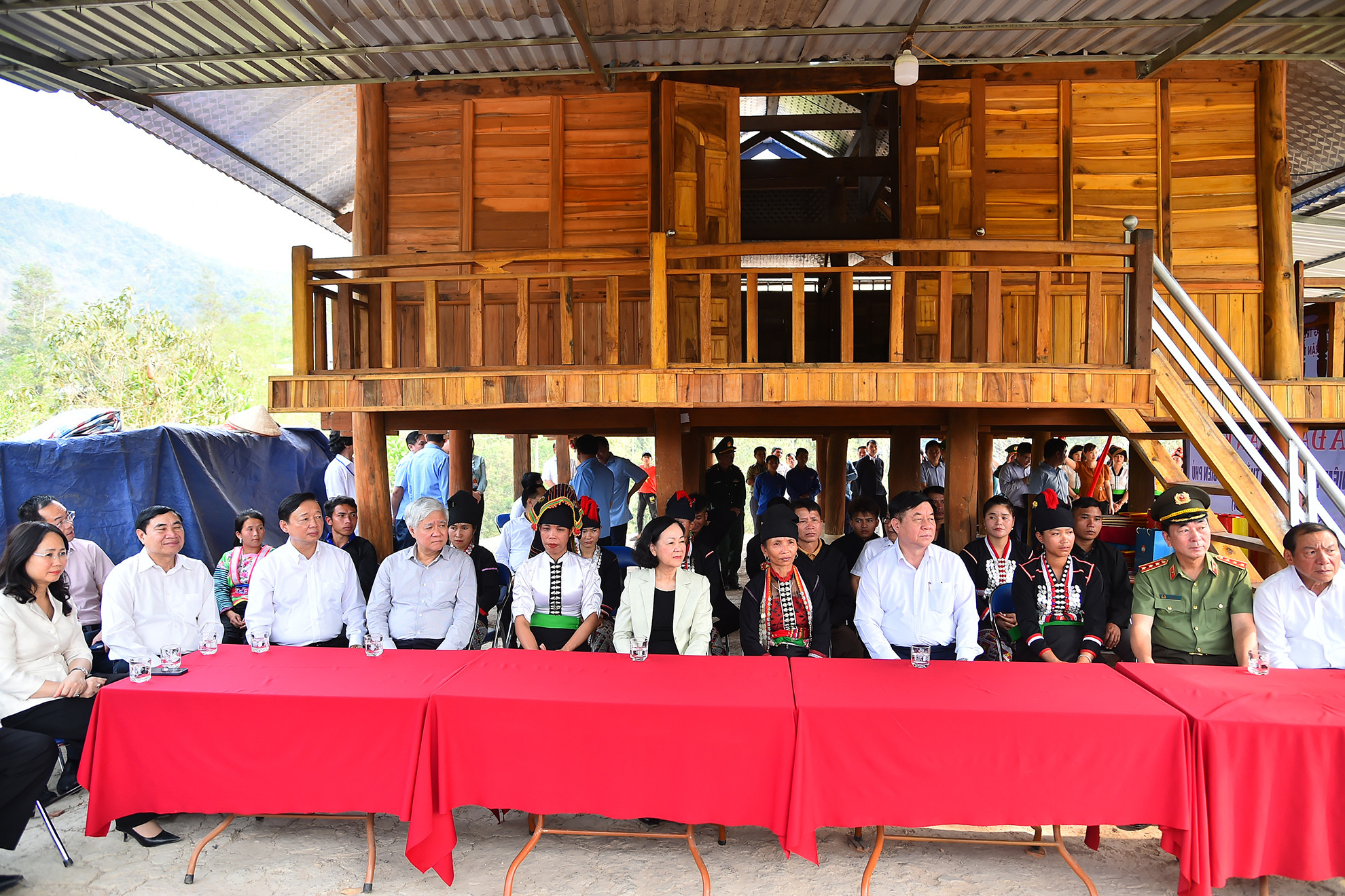 Thường trực Ban Bí thư Trương Thị Mai, Chủ tịch Ủy ban Trung ương Mặt trận Tổ quốc Việt Nam Đỗ Văn Chiến, Trưởng Ban Tuyên giáo Trung ương Nguyễn Trọng Nghĩa, Phó Thủ tướng Chính phủ Trần Hồng Hà cùng các đại biểu dự buổi lễ. Thường trực Ban Bí thư Trương Thị Mai, Chủ tịch Ủy ban Trung ương Mặt trận Tổ quốc Việt Nam Đỗ Văn Chiến, Trưởng Ban Tuyên giáo Trung ương Nguyễn Trọng Nghĩa, Phó Thủ tướng Chính phủ Trần Hồng Hà cùng các đại biểu dự buổi lễ.