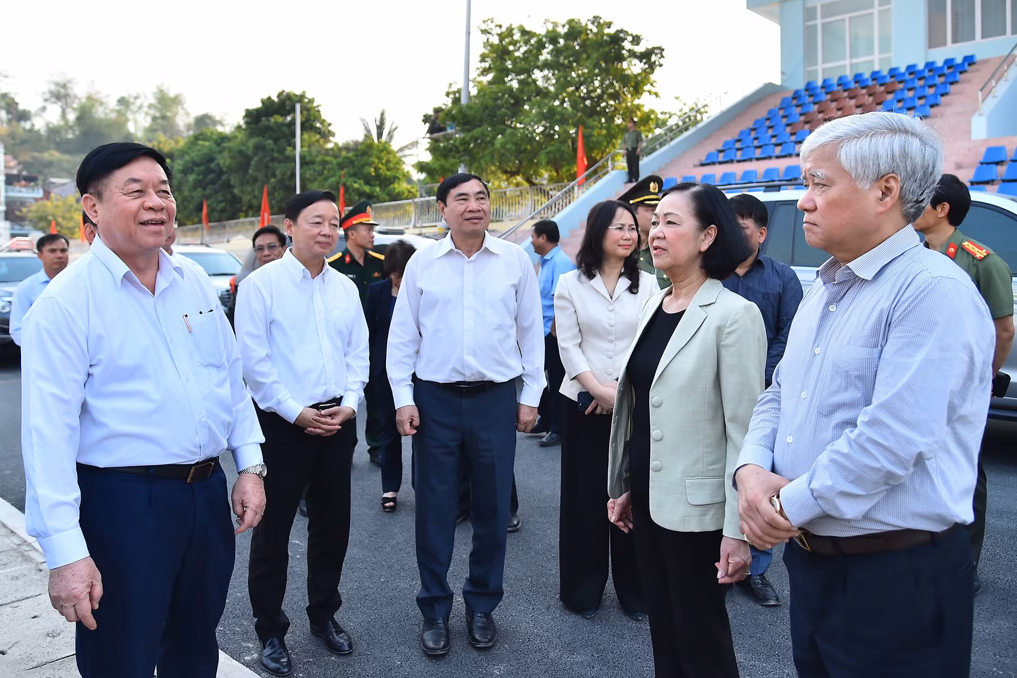 Thường trực Ban Bí thư Trương Thị Mai kiểm tra công tác chuẩn bị cho lễ diễu binh, diễu hành nhân kỷ niệm 70 năm Chiến thắng Điện Biên Phủ tại sân vận động tỉnh Điện Biên.