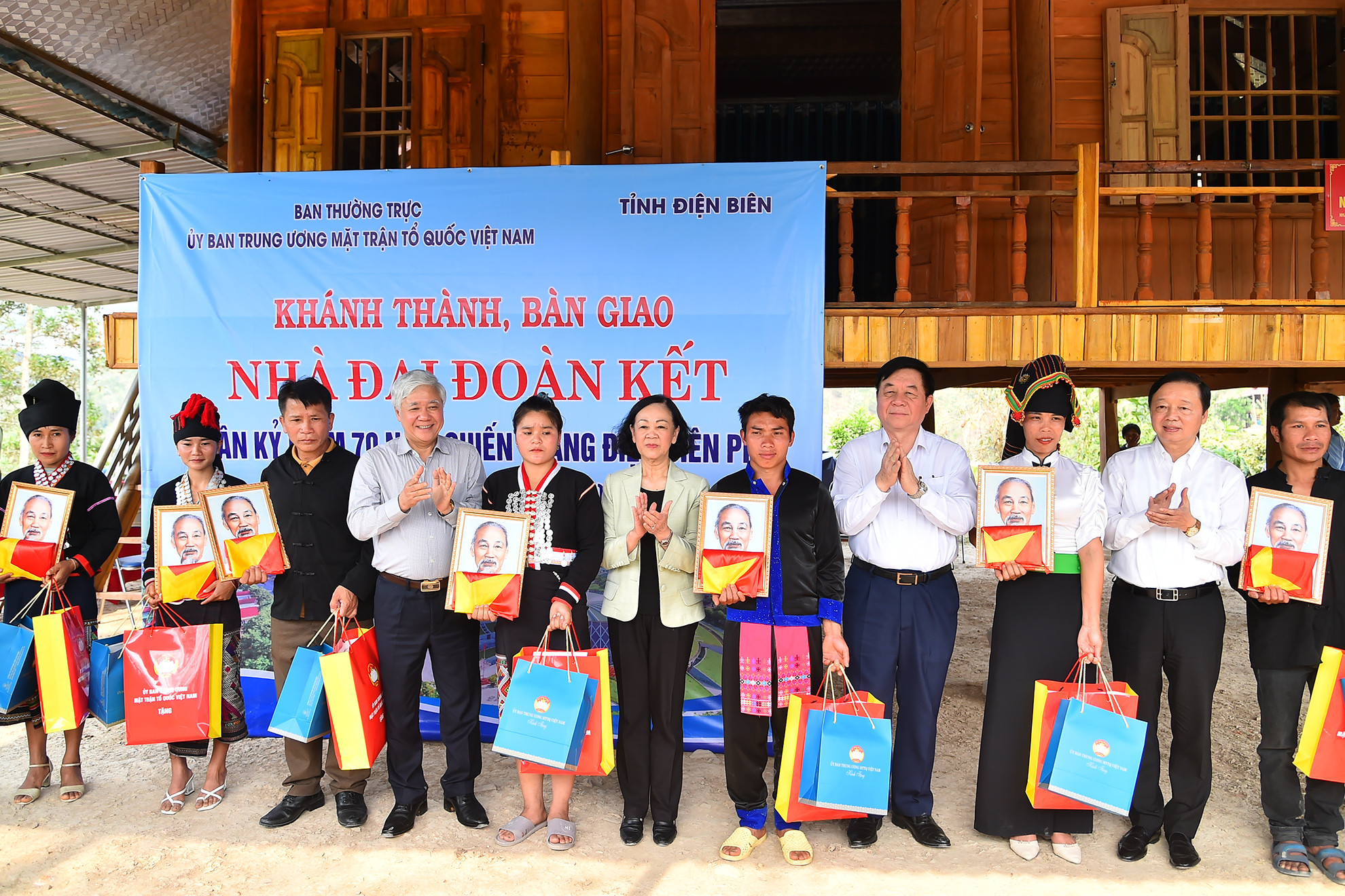 Thường trực Ban Bí thư Trương Thị Mai và các đại biểu trao quà tặng người dân tại bản Co Pục, xã Hua Thanh, huyện Điện Biên. Thường trực Ban Bí thư Trương Thị Mai và các đại biểu trao quà tặng người dân tại bản Co Pục, xã Hua Thanh, huyện Điện Biên.