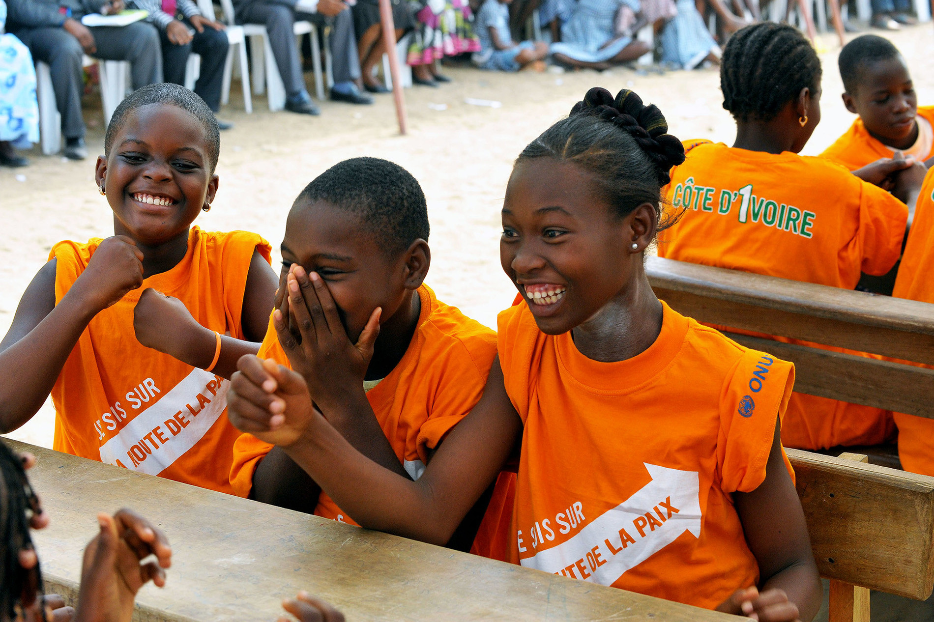 Chương trình caravan trường học của Phái bộ Liên hợp quốc tại Côte d'Ivoire là chuỗi các buổi cung cấp thông tin và nâng cao nhận thức về sứ mệnh của học sinh trong trường học. Trong ảnh: Các nữ sinh vui vẻ tham gia hoạt động trong khuôn khổ chương trình caravan trường học tại Adjame, Côte d'Ivoire, ngày 29/3/2012.