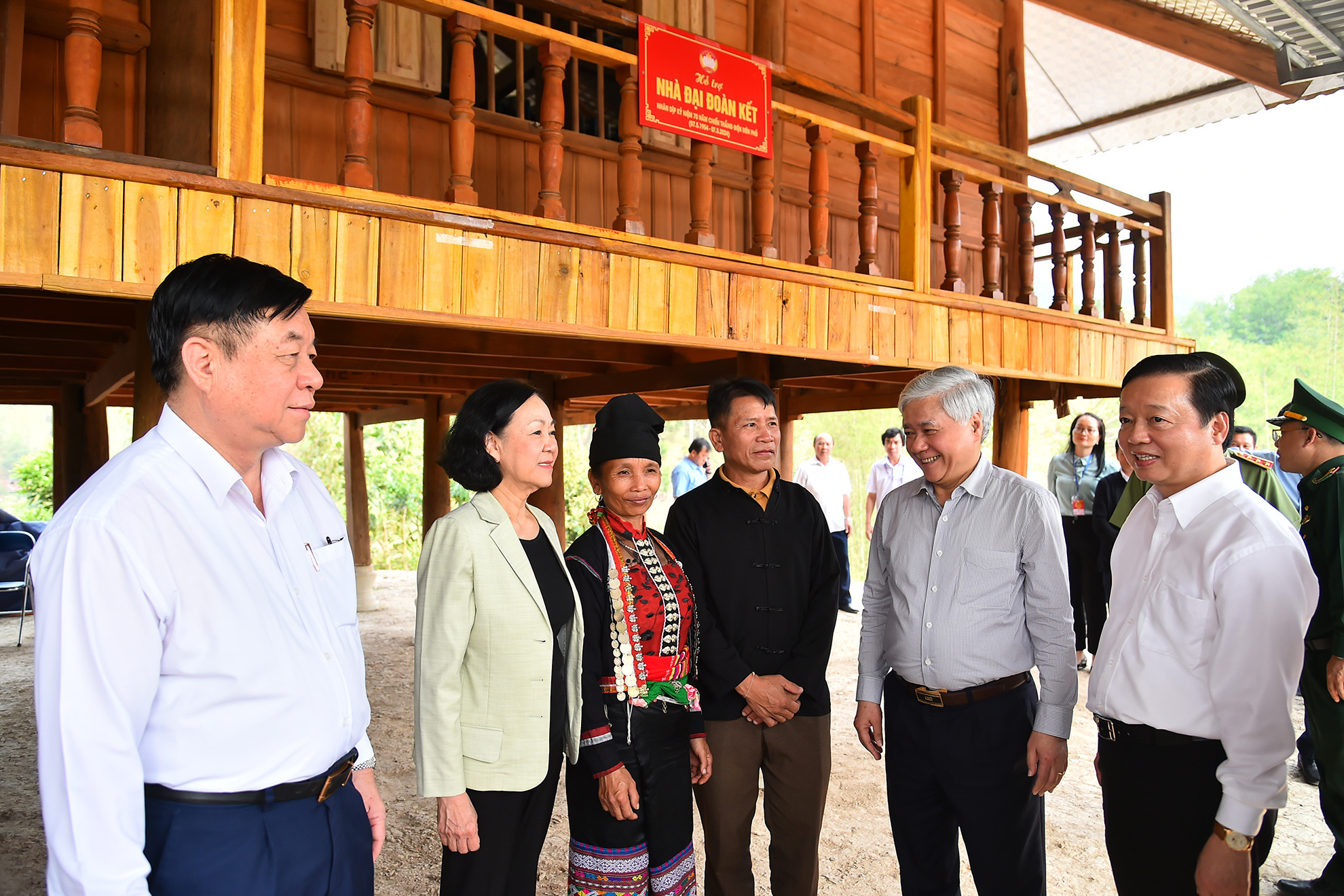 Thường trực Ban Bí thư Trương Thị Mai và các đại biểu thăm hỏi gia đình ông Lò Văn Minh (dân tộc Khơ Mú, tại bản Co Pục, xã Hua Thanh, huyện Điện Biên). Thường trực Ban Bí thư Trương Thị Mai và các đại biểu thăm hỏi gia đình ông Lò Văn Minh (dân tộc Khơ Mú, tại bản Co Pục, xã Hua Thanh, huyện Điện Biên).