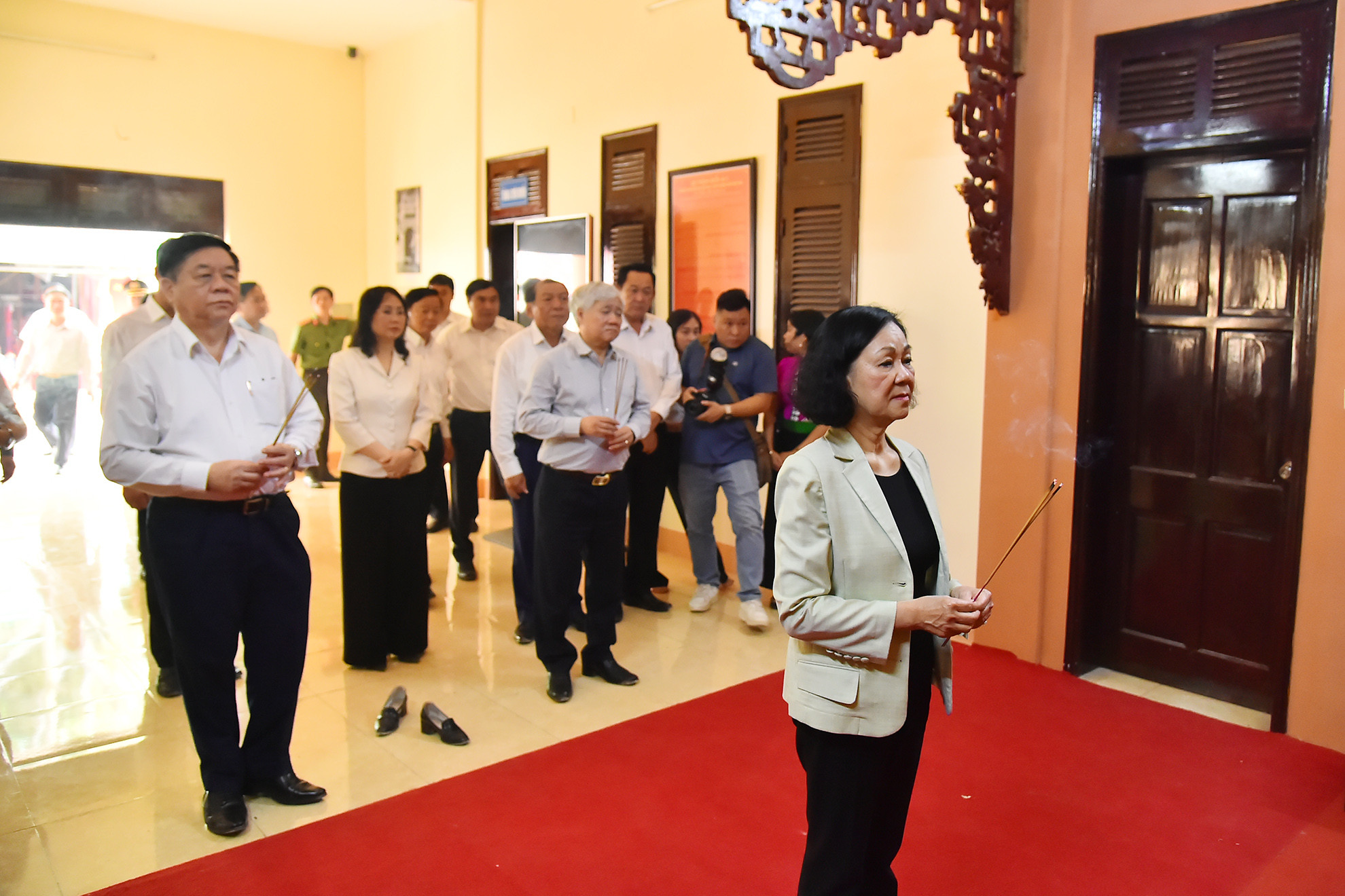 Thường trực Ban Bí thư Trương Thị Mai cùng các đại biểu dâng hương tưởng niệm các Anh hùng, liệt sĩ tại điểm di tích Đồi A1. Thường trực Ban Bí thư Trương Thị Mai cùng các đại biểu dâng hương tưởng niệm các Anh hùng, liệt sĩ tại điểm di tích Đồi A1.