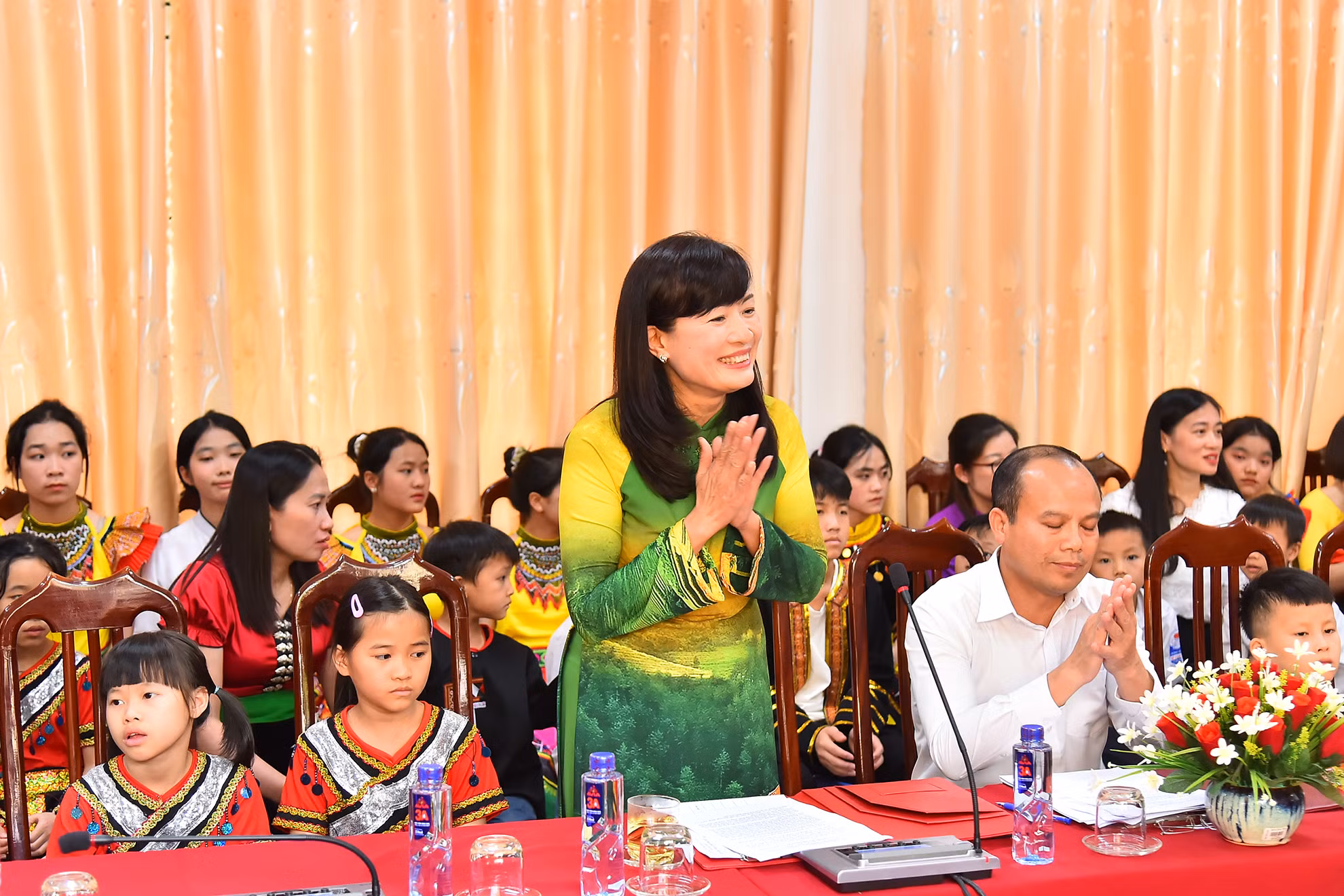 Giám đốc Cơ sở Bảo trợ xã hội tổng hợp tỉnh Điện Biên Trần Thị Tươi báo cáo với đoàn công tác hoạt động của cơ sở trong thời gian qua.