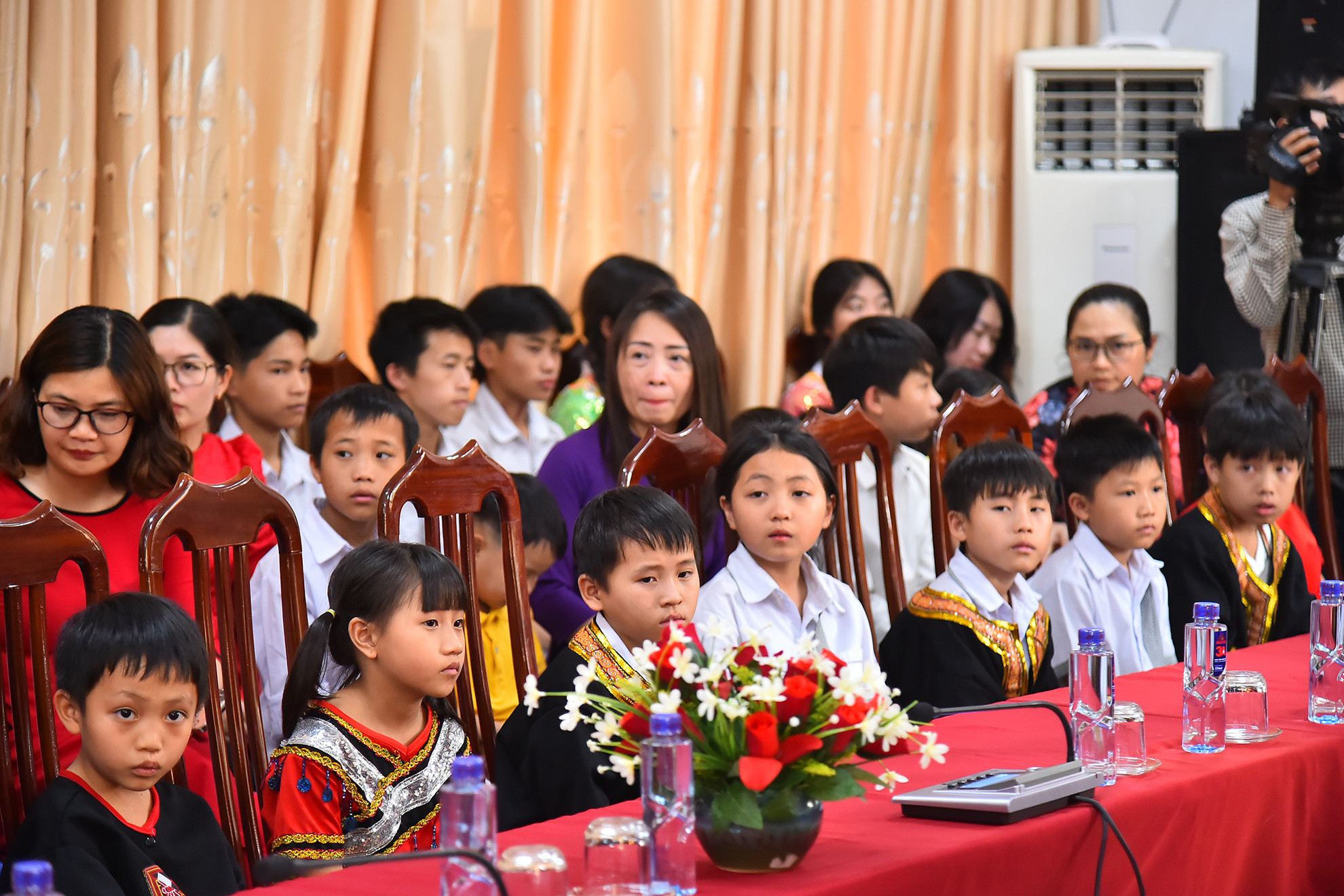 Các trẻ em nghèo, trẻ em có hoàn cảnh đặc biệt khó khăn đang được nuôi dưỡng tại Cơ sở Bảo trợ xã hội tổng hợp tỉnh Điện Biên tham dự buổi lễ. Các trẻ em nghèo, trẻ em có hoàn cảnh đặc biệt khó khăn đang được nuôi dưỡng tại Cơ sở Bảo trợ xã hội tổng hợp tỉnh Điện Biên tham dự buổi lễ.