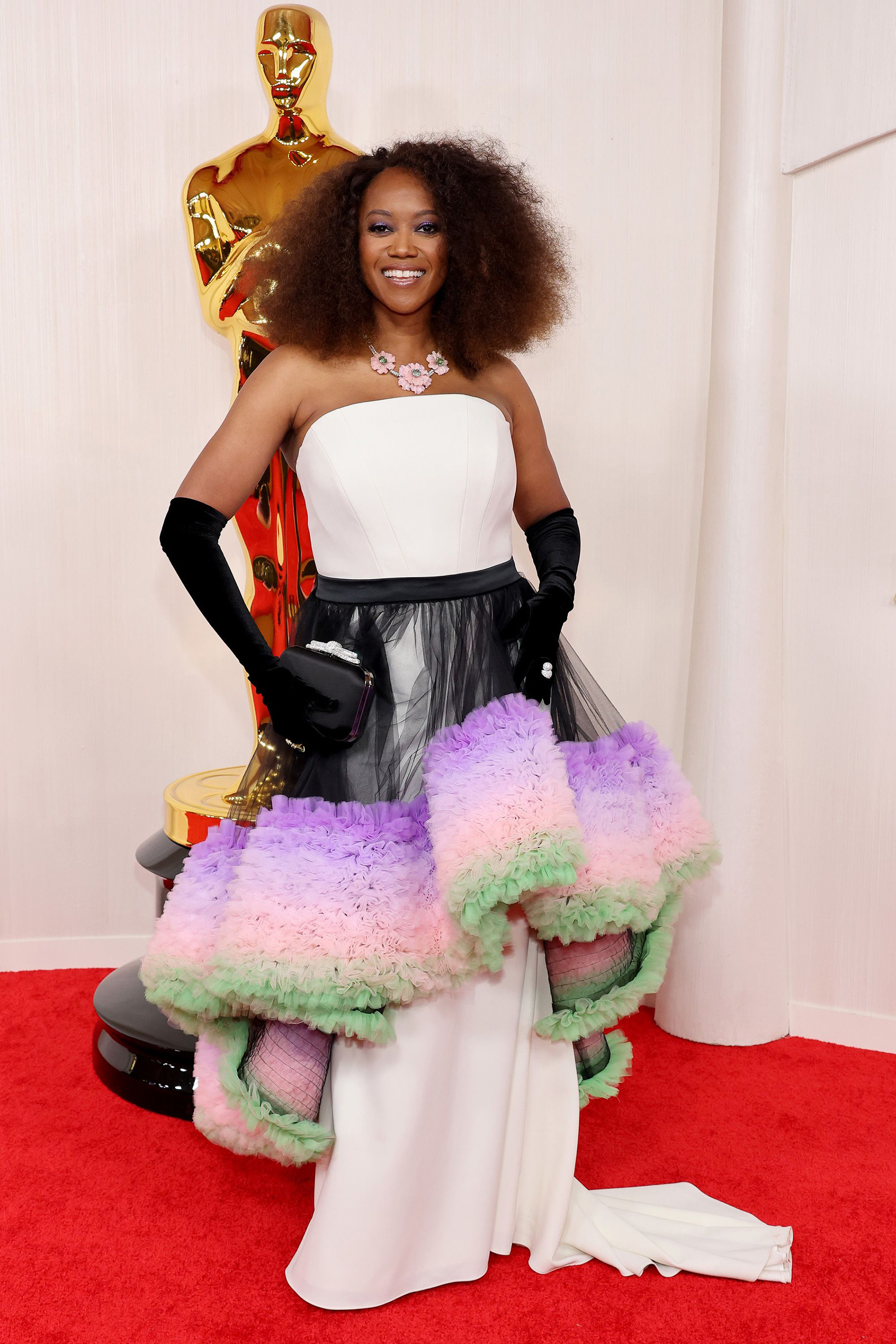 Ngôi sao của phim “American Fiction” Erika Alexander lần đầu tiên xuất hiện trên thảm đỏ Oscar trong chiếc váy quây Christian Siriano cùng váy đen trang trí bằng vải tuyn màu pastel. (Ảnh: Getty Images)