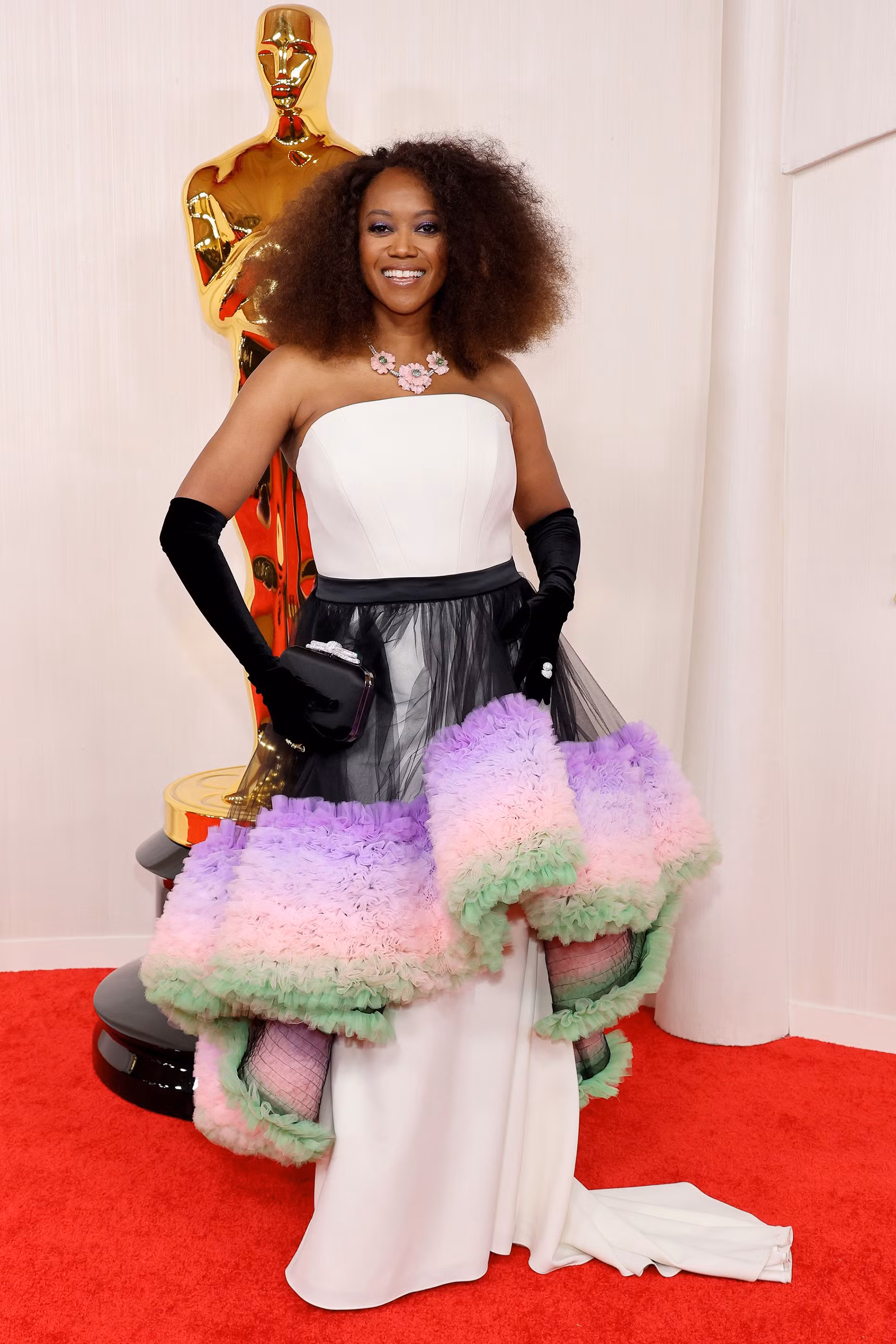 Ngôi sao của phim “American Fiction” Erika Alexander lần đầu tiên xuất hiện trên thảm đỏ Oscar trong chiếc váy quây Christian Siriano cùng váy đen trang trí bằng vải tuyn màu pastel. (Ảnh: Getty Images)