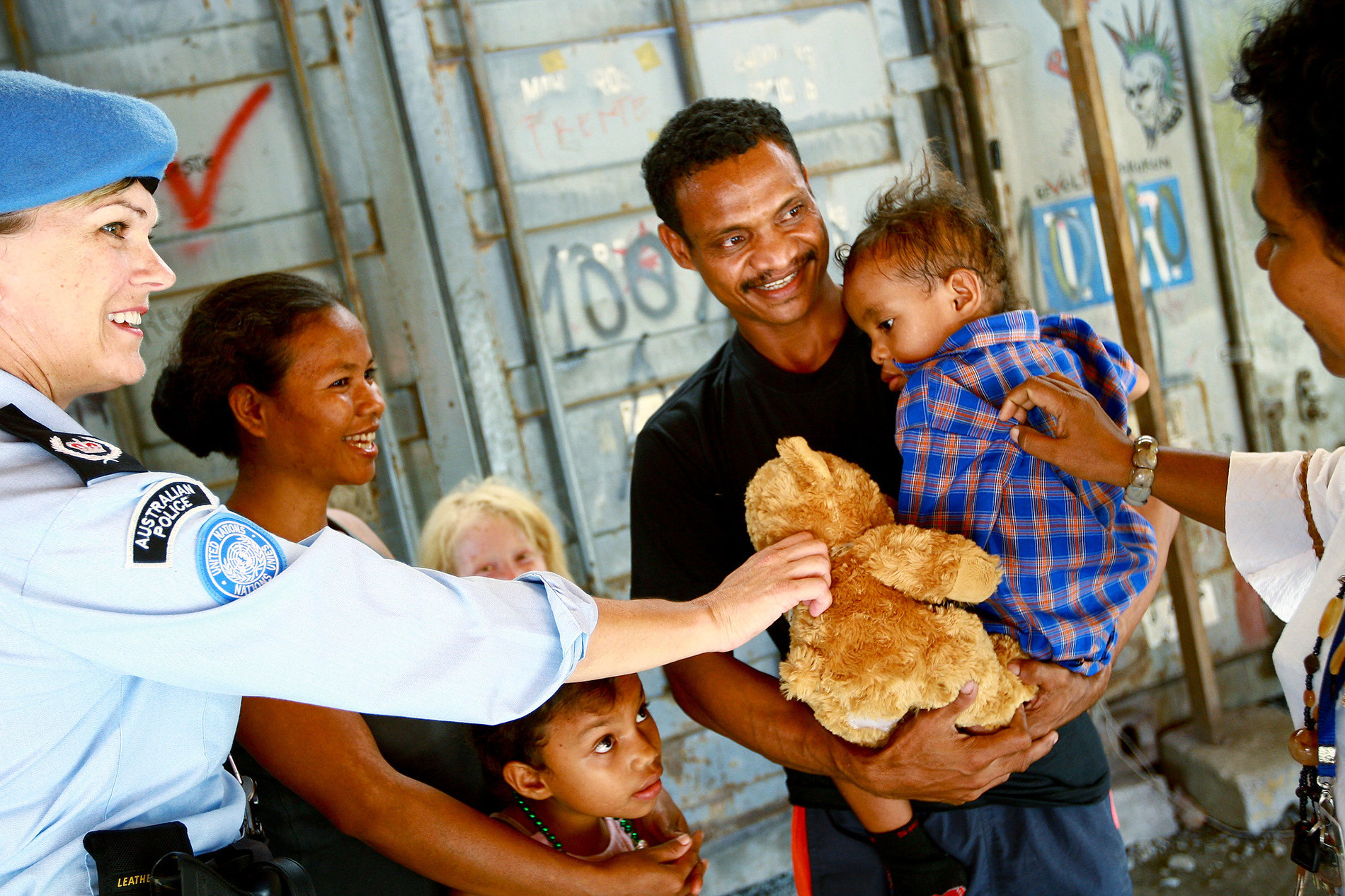 Bà Janet Mitchell (bên trái), sĩ quan của Phái bộ Liên hợp quốc tại Timor-Leste, chia sẻ niềm vui với gia đình bé Janelton de Jesus sau khi bé trải qua ca phẫu thuật chữa sứt môi, hở hàm ếch với sự giúp đỡ của Operation Smile. Đây là một tổ chức y tế tình nguyện, phi lợi nhuận hỗ trợ phẫu thuật tái tạo khuôn mặt cho trẻ em và thanh thiếu niên có hoàn cảnh khó khăn. Ảnh chụp tại Timor-Leste, ngày 24/7/2008.