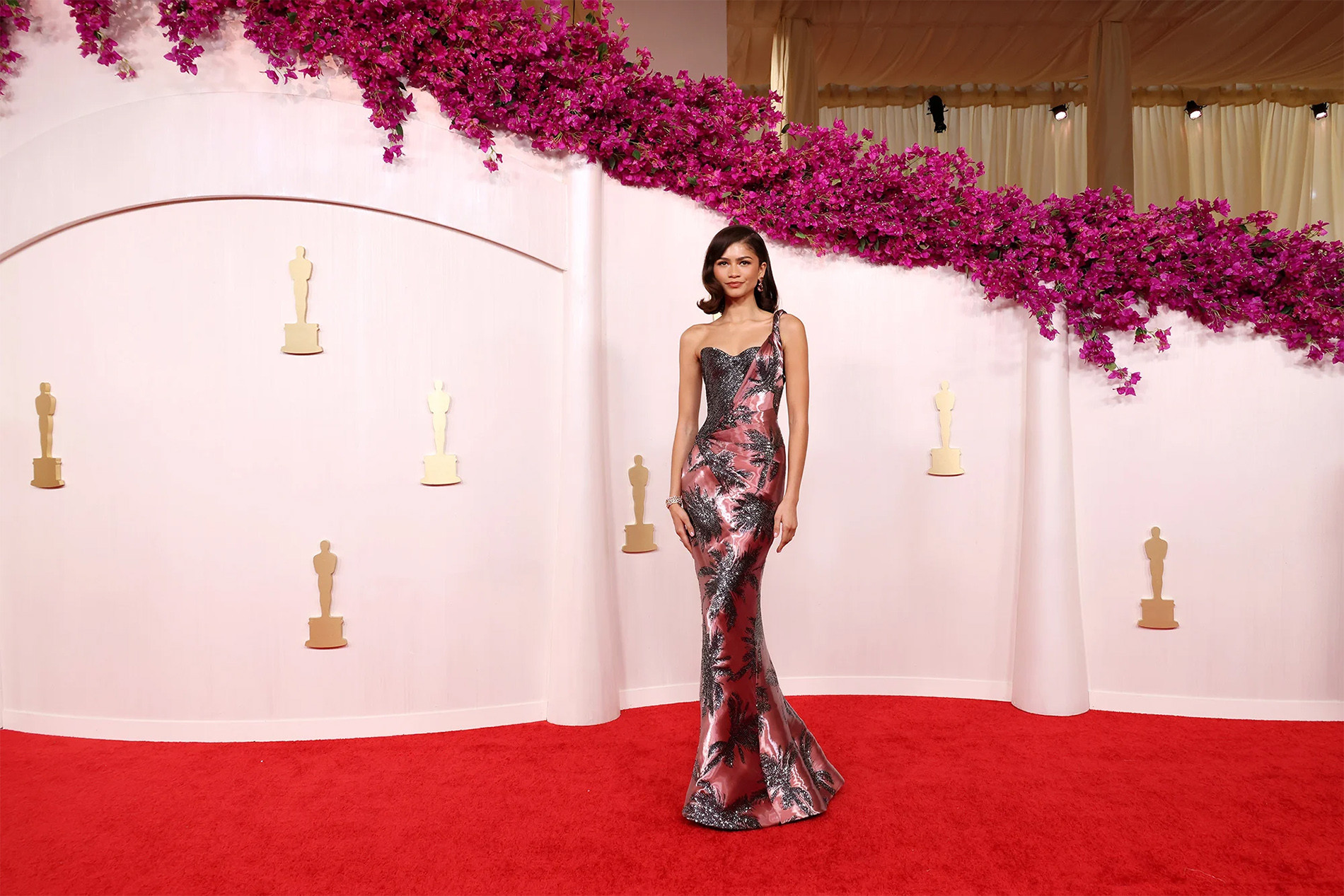 Diễn viên Zendaya đến lễ trao giải Oscar lần thứ 96 trong bộ váy của hãng Armani Privé. (Ảnh: Getty Images)