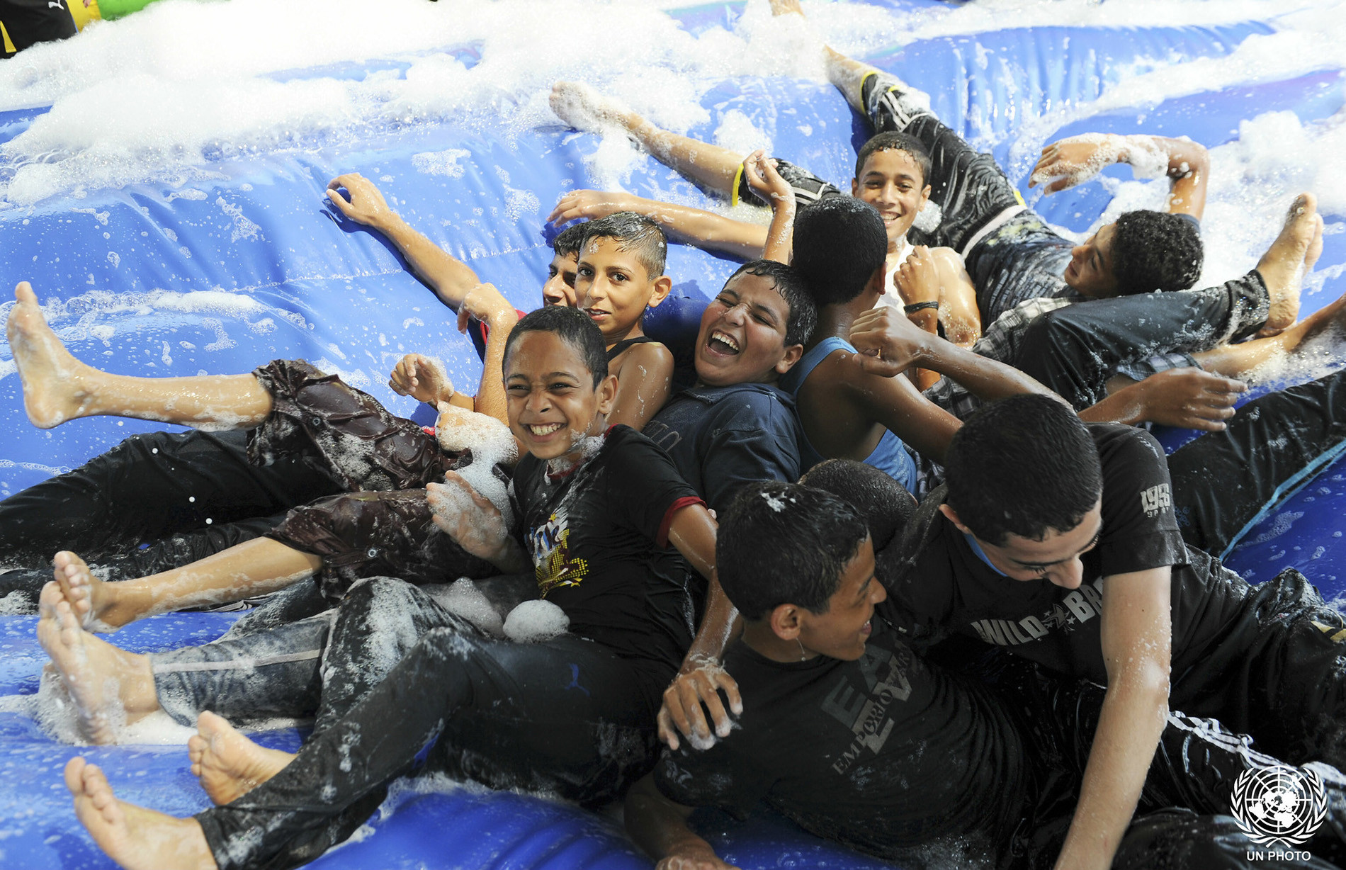 Trẻ em tại Gaza chơi cầu trượt nước trong Tuần lễ vui chơi mùa hè do Cơ quan Cứu trợ của Liên hợp quốc dành cho người tị nạn Palestine (UNRWA) tổ chức, ngày 21/6/2013.