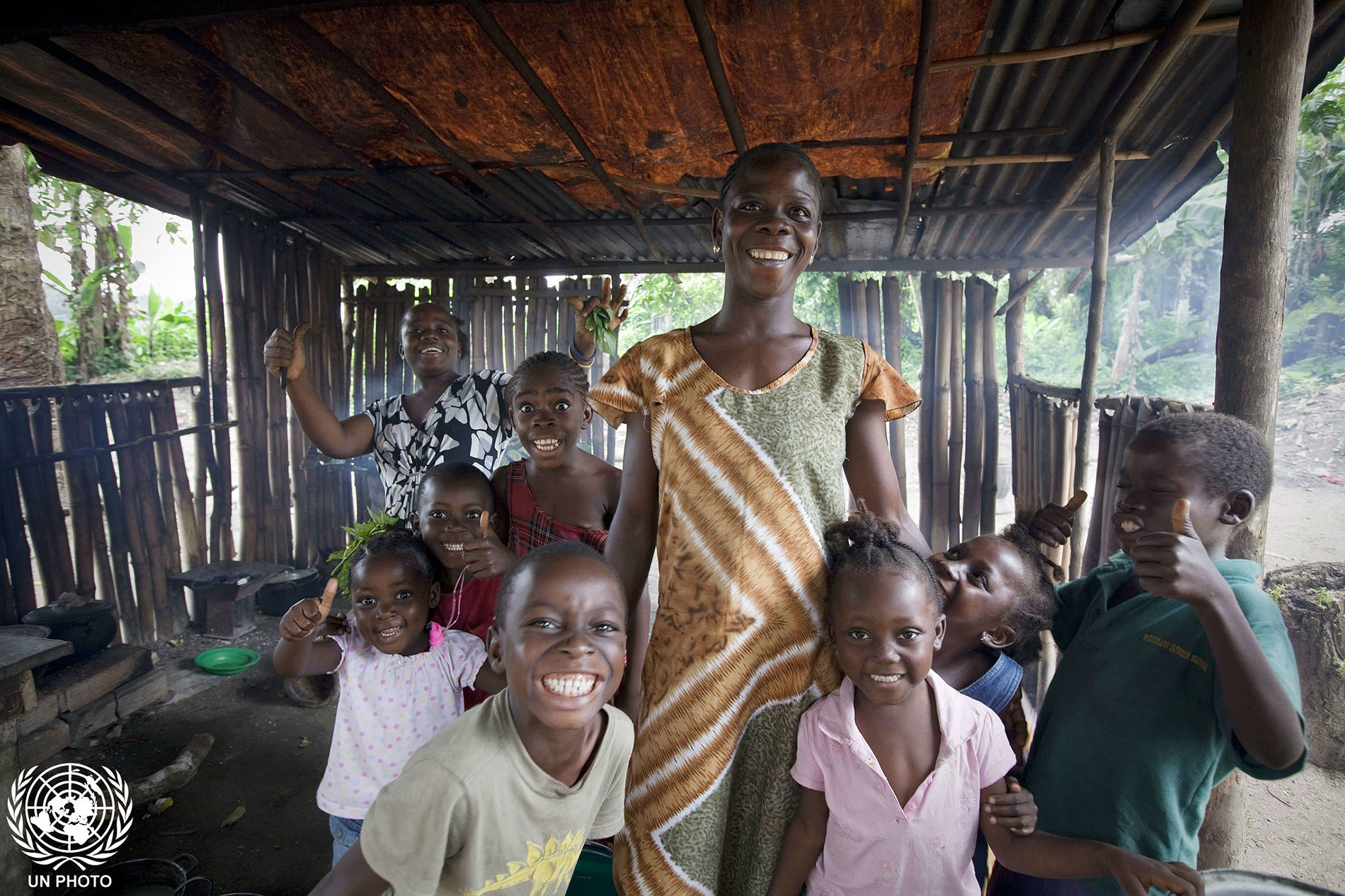 Người mẹ và các con cùng cười và làm những khuôn mặt ngộ nghĩnh trước ống kính máy ảnh trong ngôi nhà của họ ở thị trấn nhỏ Clay Ashland, Liberia, ngày 20/7/2011.