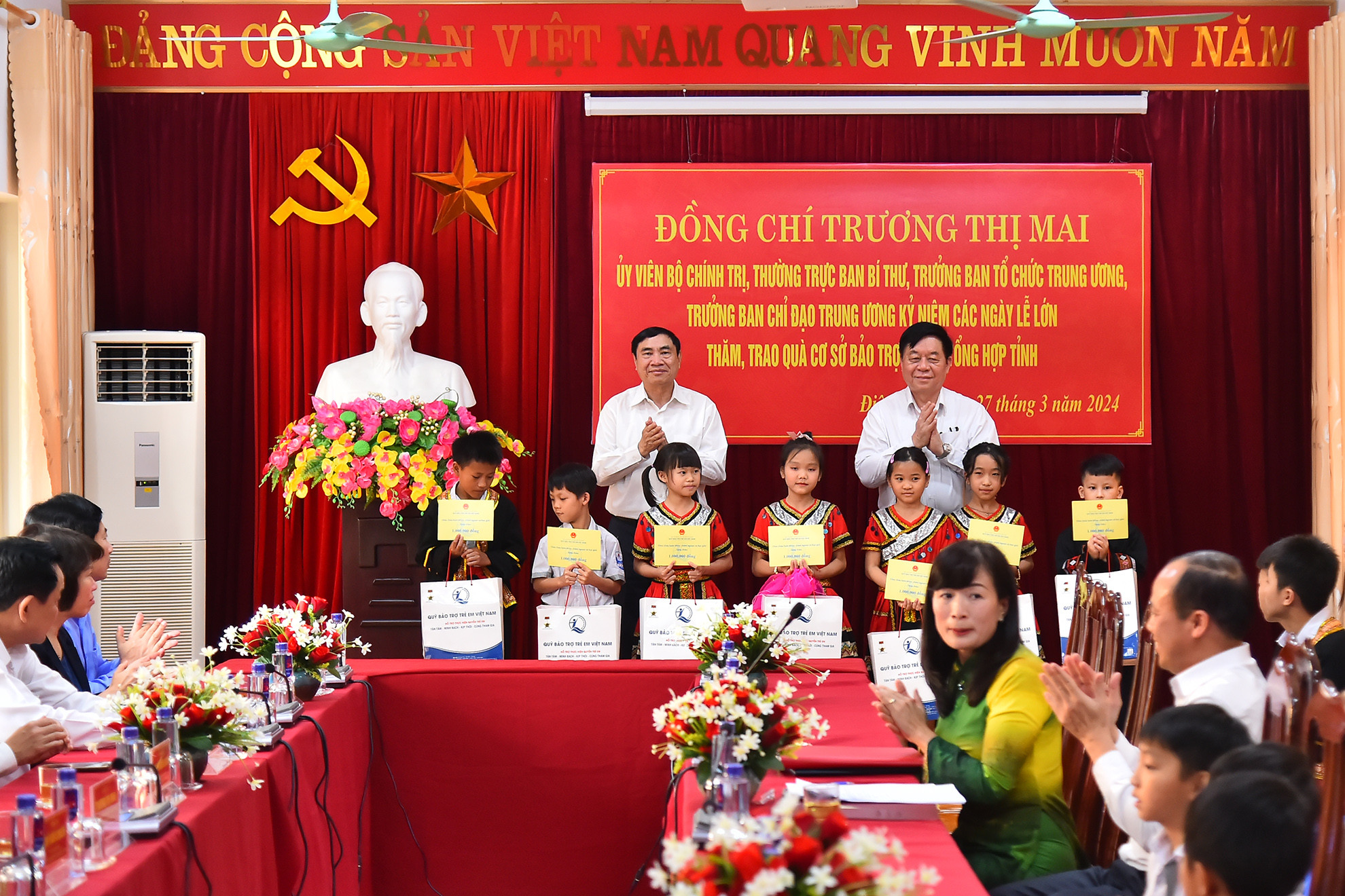 Trưởng Ban Tuyên giáo Trung ương Nguyễn Trọng Nghĩa và Bí thư Tỉnh ủy Điện Biên Trần Quốc Cường trao quà tặng trẻ em nghèo, trẻ em có hoàn cảnh đặc biệt khó khăn đang được nuôi dưỡng tại Cơ sở Bảo trợ xã hội tổng hợp tỉnh Điện Biên. Trưởng Ban Tuyên giáo Trung ương Nguyễn Trọng Nghĩa và Bí thư Tỉnh ủy Điện Biên Trần Quốc Cường trao quà tặng trẻ em nghèo, trẻ em có hoàn cảnh đặc biệt khó khăn đang được nuôi dưỡng tại Cơ sở Bảo trợ xã hội tổng hợp tỉnh Điện Biên.