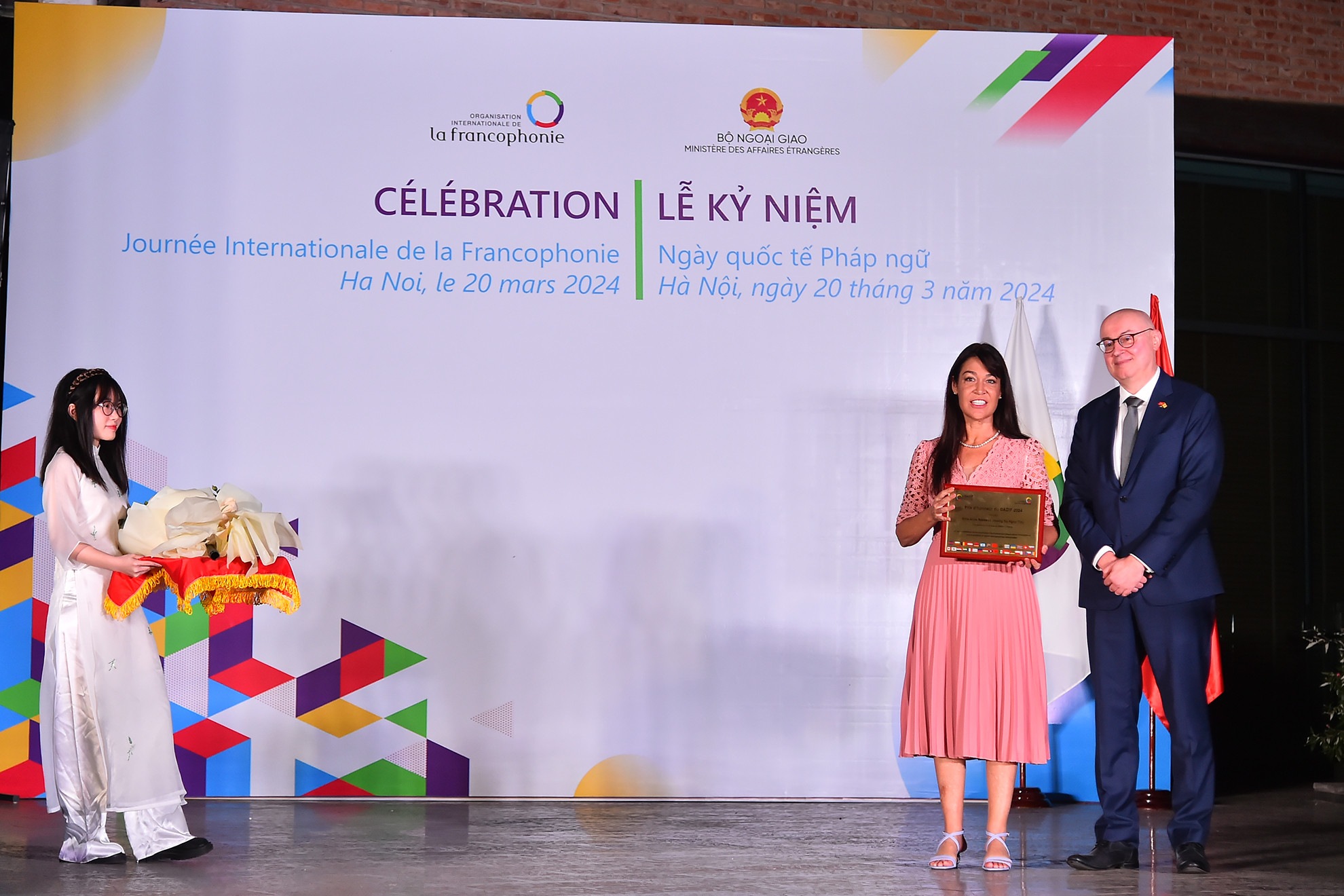 Ông Pierre du Ville, Trưởng Phái đoàn Wallonie-Bruxelles tại Việt Nam, Chủ tịch Nhóm Đại sứ Pháp ngữ tại Hà Nội trao Giải thưởng Danh dự của của nhóm các Đại sứ quán, Phái đoàn và tổ chức Pháp ngữ tại Hà Nội tặng bà Aline Rebeaud (tên tiếng Việt là Hoàng Nữ Ngọc Tim).