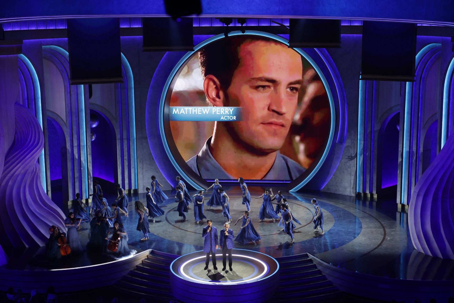 Tưởng nhớ diễn viên Matthew Perry trên sân khấu Oscar. (Ảnh: Getty Images)