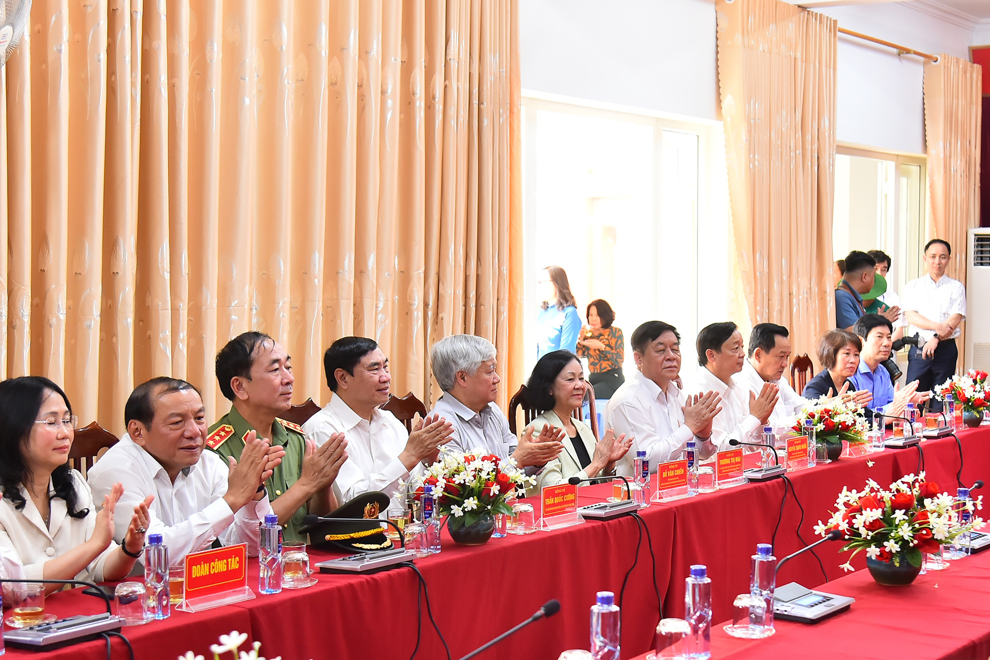 Thường trực Ban Bí thư Trương Thị Mai với các đại biểu tại buổi lễ trao quà tại Cơ sở Bảo trợ xã hội tổng hợp tỉnh Điện Biên. Thường trực Ban Bí thư Trương Thị Mai với các đại biểu tại buổi lễ trao quà tại Cơ sở Bảo trợ xã hội tổng hợp tỉnh Điện Biên.