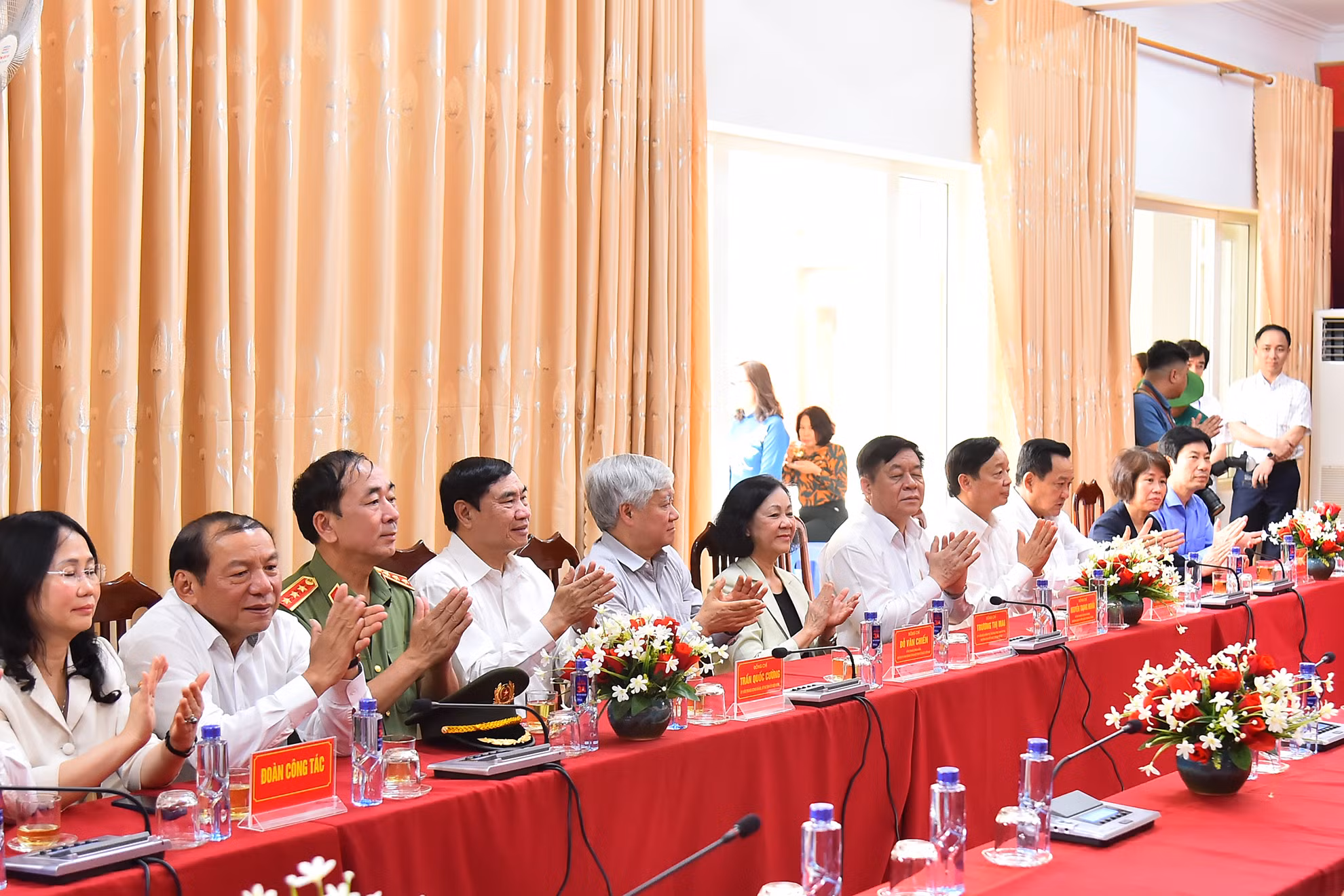 Thường trực Ban Bí thư Trương Thị Mai với các đại biểu tại buổi lễ trao quà tại Cơ sở Bảo trợ xã hội tổng hợp tỉnh Điện Biên.