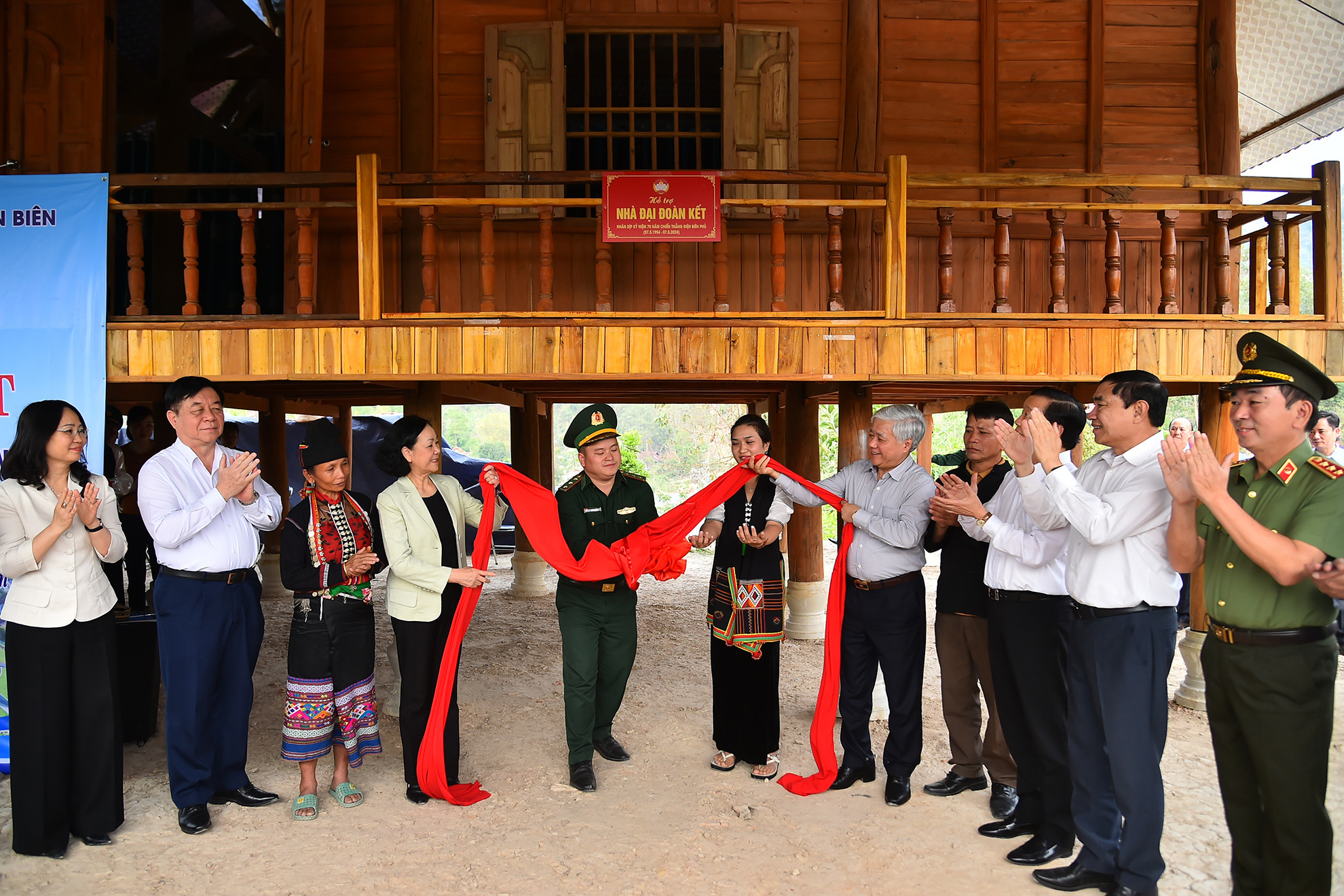 Thường trực Ban Bí thư Trương Thị Mai và các đại biểu thực hiện nghi lễ gắn biển, trao nhà tặng gia đình ông Lò Văn Minh (dân tộc Khơ Mú, tại bản Co Pục, xã Hua Thanh, huyện Điện Biên). Thường trực Ban Bí thư Trương Thị Mai và các đại biểu thực hiện nghi lễ gắn biển, trao nhà tặng gia đình ông Lò Văn Minh (dân tộc Khơ Mú, tại bản Co Pục, xã Hua Thanh, huyện Điện Biên).