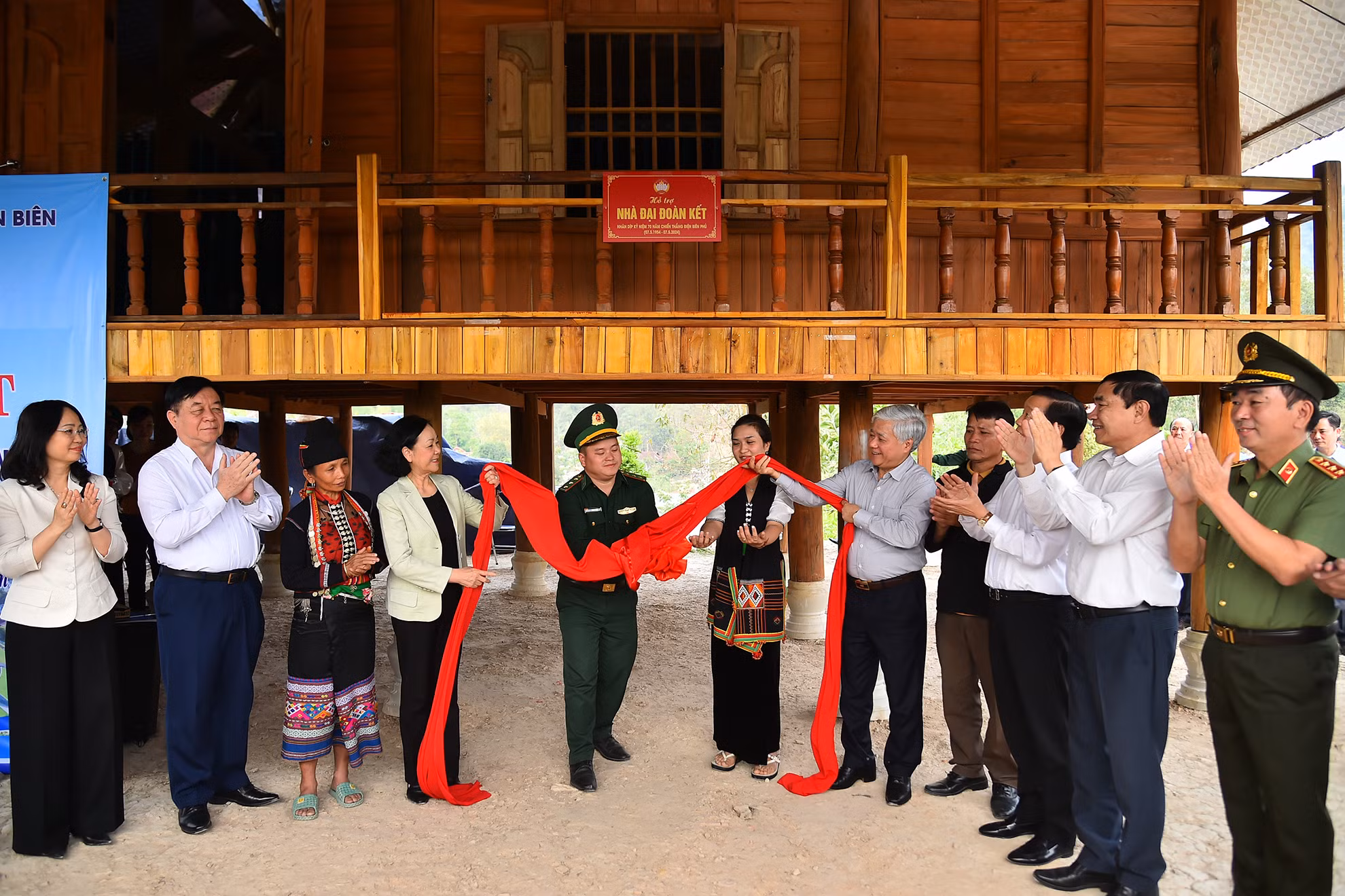 Thường trực Ban Bí thư Trương Thị Mai và các đại biểu thực hiện nghi lễ gắn biển, trao nhà tặng gia đình ông Lò Văn Minh (dân tộc Khơ Mú, tại bản Co Pục, xã Hua Thanh, huyện Điện Biên).