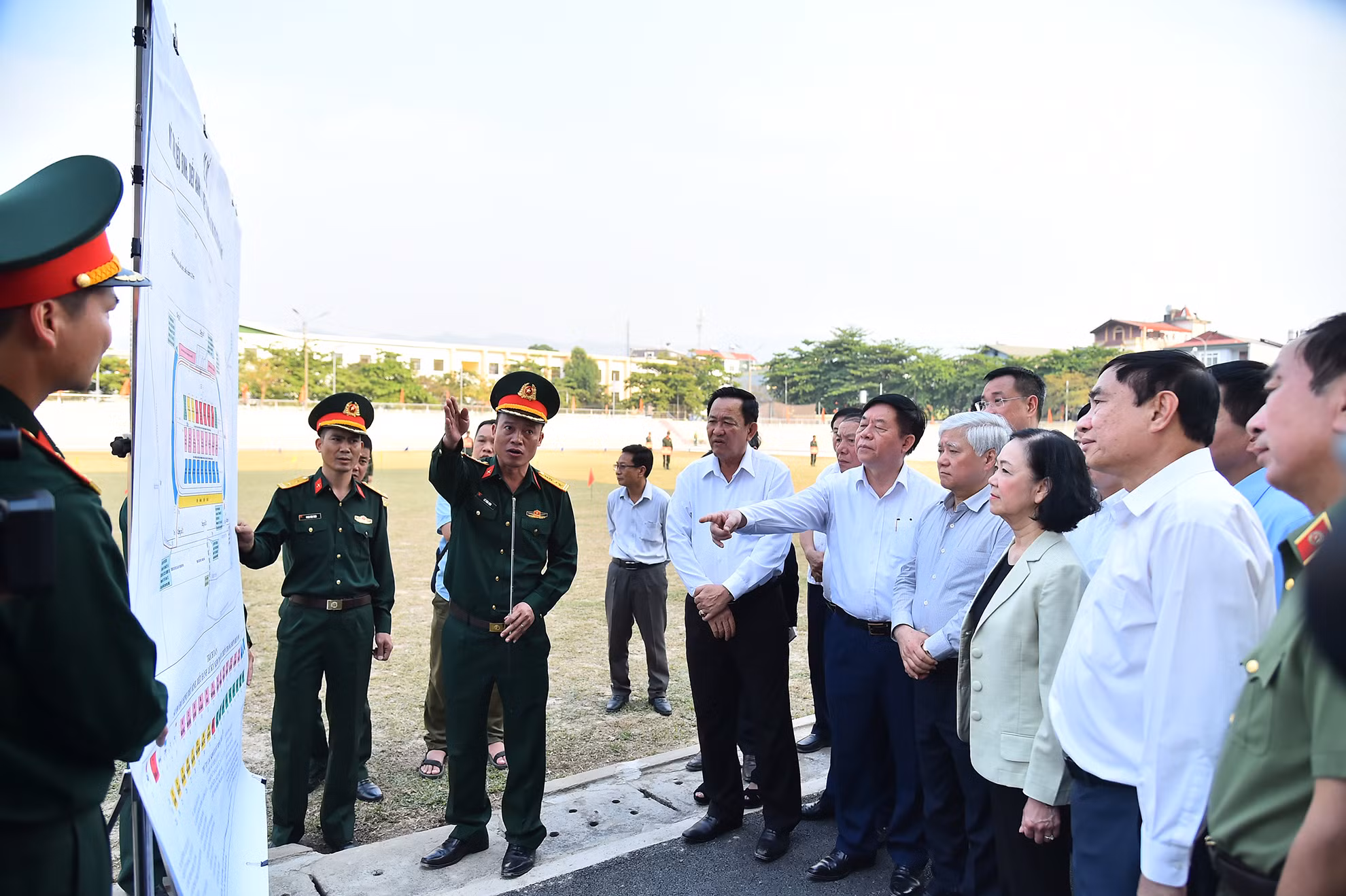 Thường trực Ban Bí thư Trương Thị Mai cùng các đại biểu nghe báo cáo về công tác chuẩn bị cho lễ diễu binh, diễu hành nhân kỷ niệm 70 năm Chiến thắng Điện Biên Phủ.