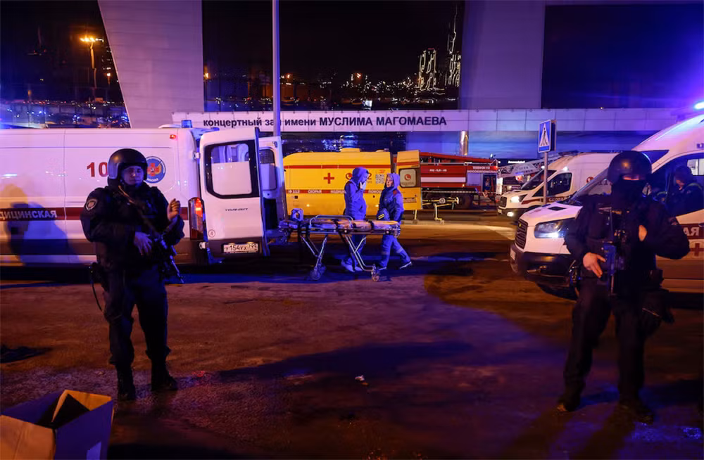 Lực lượng thực thi pháp luật làm nhiệm vụ gần trung tâm thương mại Crocus.