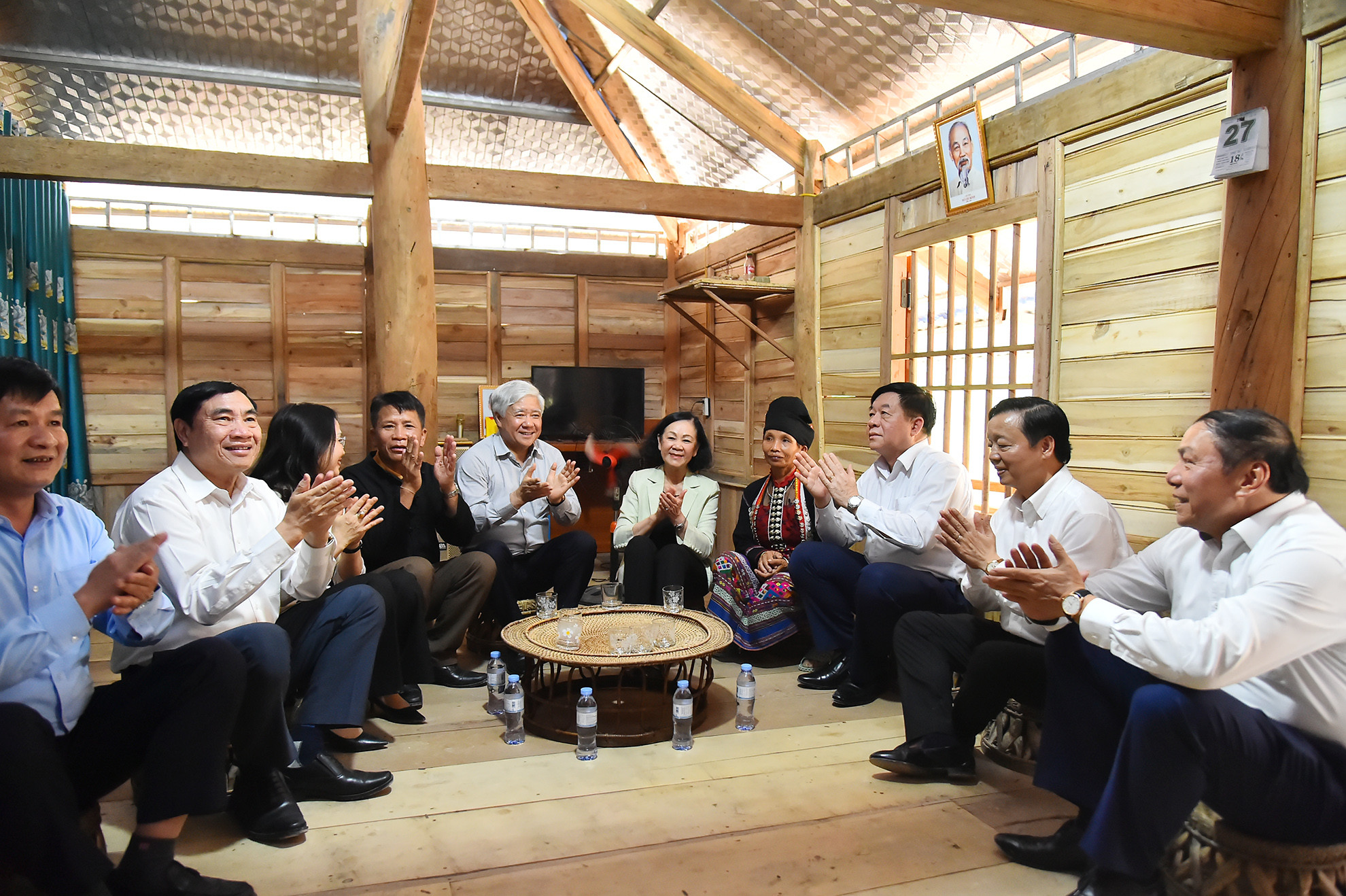 Thường trực Ban Bí thư Trương Thị Mai và các đại biểu trong ngôi nhà mới của gia đình ông Lò Văn Minh (dân tộc Khơ Mú, tại bản Co Pục, xã Hua Thanh, huyện Điện Biên). Thường trực Ban Bí thư Trương Thị Mai và các đại biểu trong ngôi nhà mới của gia đình ông Lò Văn Minh (dân tộc Khơ Mú, tại bản Co Pục, xã Hua Thanh, huyện Điện Biên).