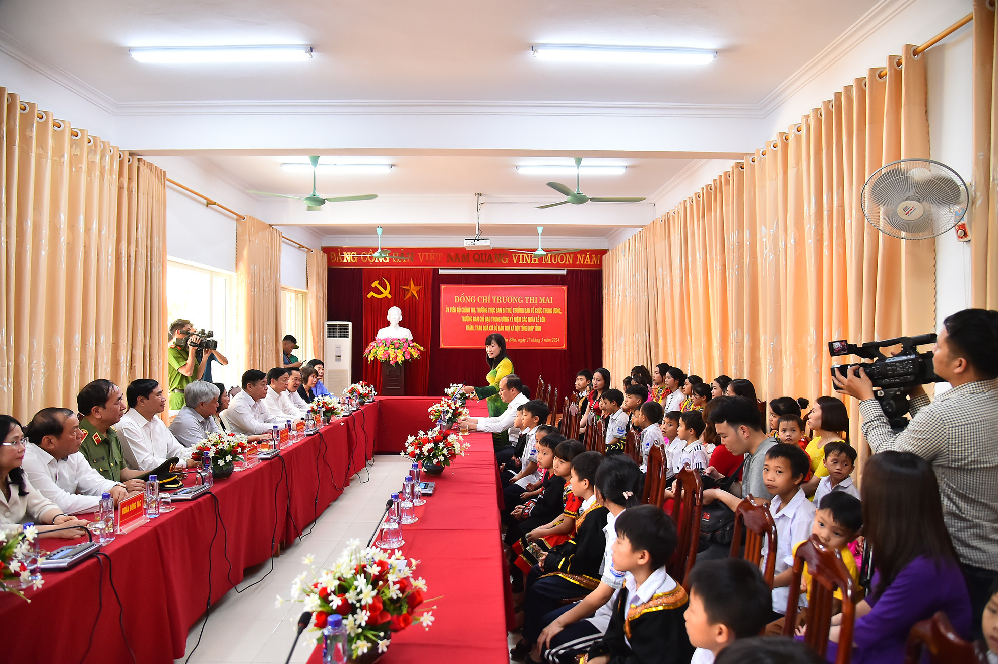 Tiếp sau đó, Thường trực Ban Bí thư Trương Thị Mai cùng đoàn công tác thăm và trao quà tại Cơ sở Bảo trợ xã hội tổng hợp tỉnh Điện Biên. Tiếp sau đó, Thường trực Ban Bí thư Trương Thị Mai cùng đoàn công tác thăm và trao quà tại Cơ sở Bảo trợ xã hội tổng hợp tỉnh Điện Biên.