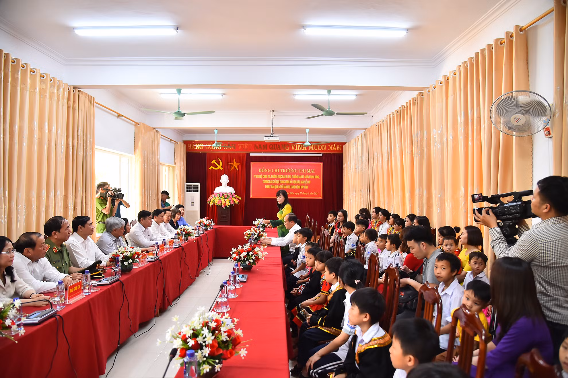 Tiếp sau đó, Thường trực Ban Bí thư Trương Thị Mai cùng đoàn công tác thăm và trao quà tại Cơ sở Bảo trợ xã hội tổng hợp tỉnh Điện Biên.