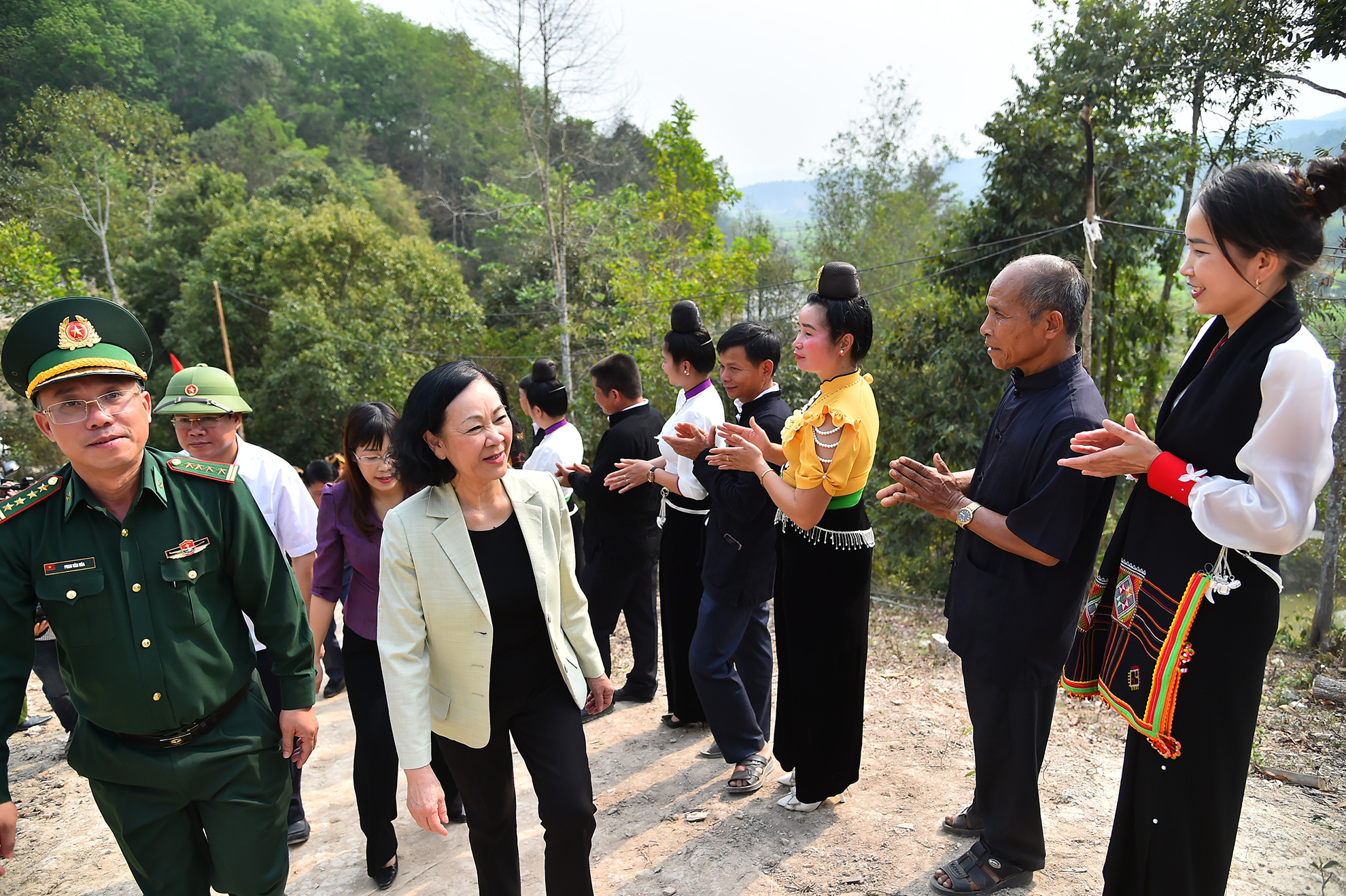 Thường trực Ban Bí thư Trương Thị Mai và các đại biểu dự lễ gắn biển, trao nhà cho gia đình ông Lò Văn Minh (dân tộc Khơ Mú, tại bản Co Pục, xã Hua Thanh, huyện Điện Biên). Thường trực Ban Bí thư Trương Thị Mai và các đại biểu dự lễ gắn biển, trao nhà cho gia đình ông Lò Văn Minh (dân tộc Khơ Mú, tại bản Co Pục, xã Hua Thanh, huyện Điện Biên).