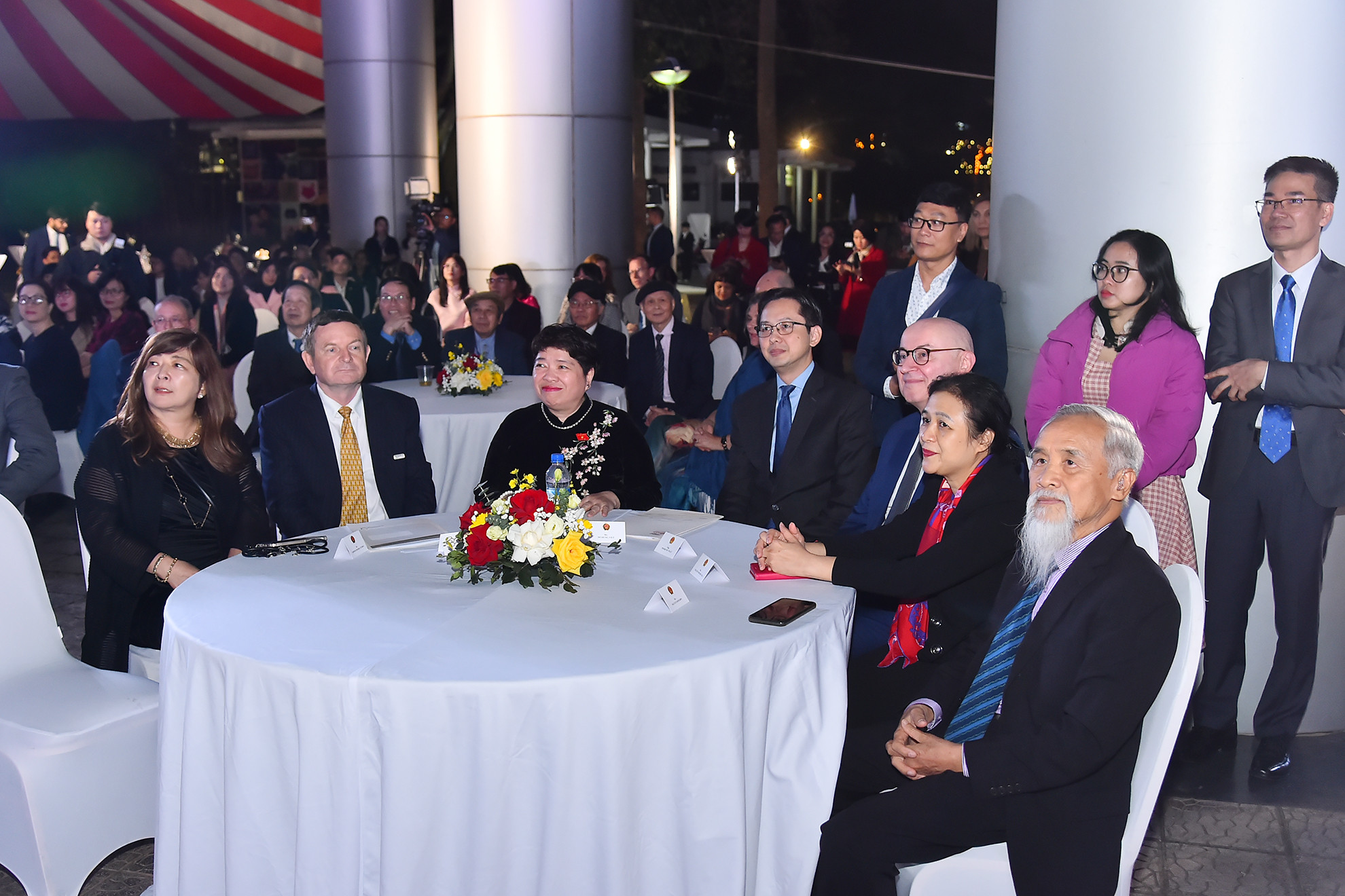 Chủ nhiệm Ủy ban Xã hội của Quốc hội Nguyễn Thúy Anh, Thứ trưởng Ngoại giao Đỗ Hùng Việt, nguyên Chủ tịch Liên hiệp các tổ chức hữu nghị Việt Nam Nguyễn Phương Nga cùng các đại biểu tại lễ kỷ niệm.