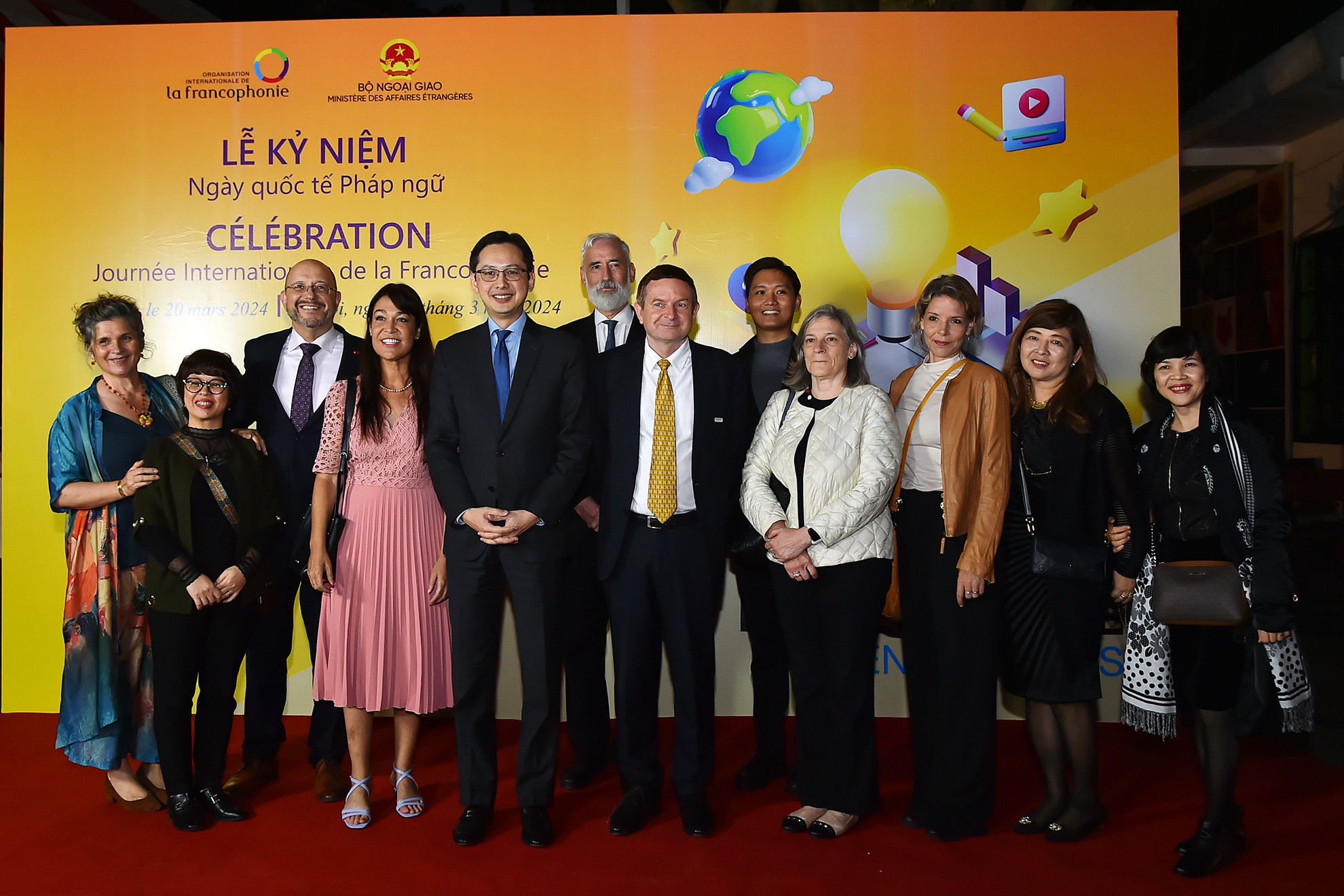 Thứ trưởng Ngoại giao Đỗ Hùng Việt và các đại biểu đại lễ kỷ niệm.