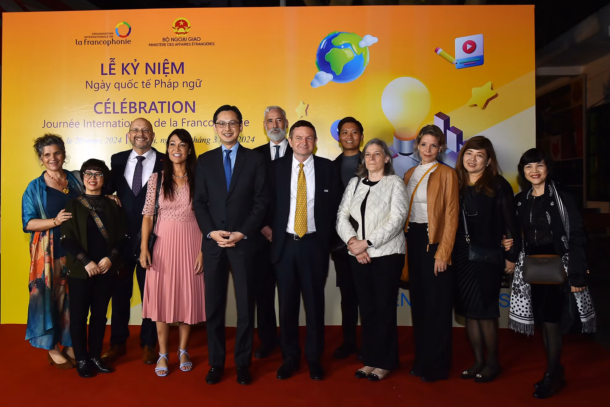 Thứ trưởng Ngoại giao Đỗ Hùng Việt và các đại biểu đại lễ kỷ niệm.