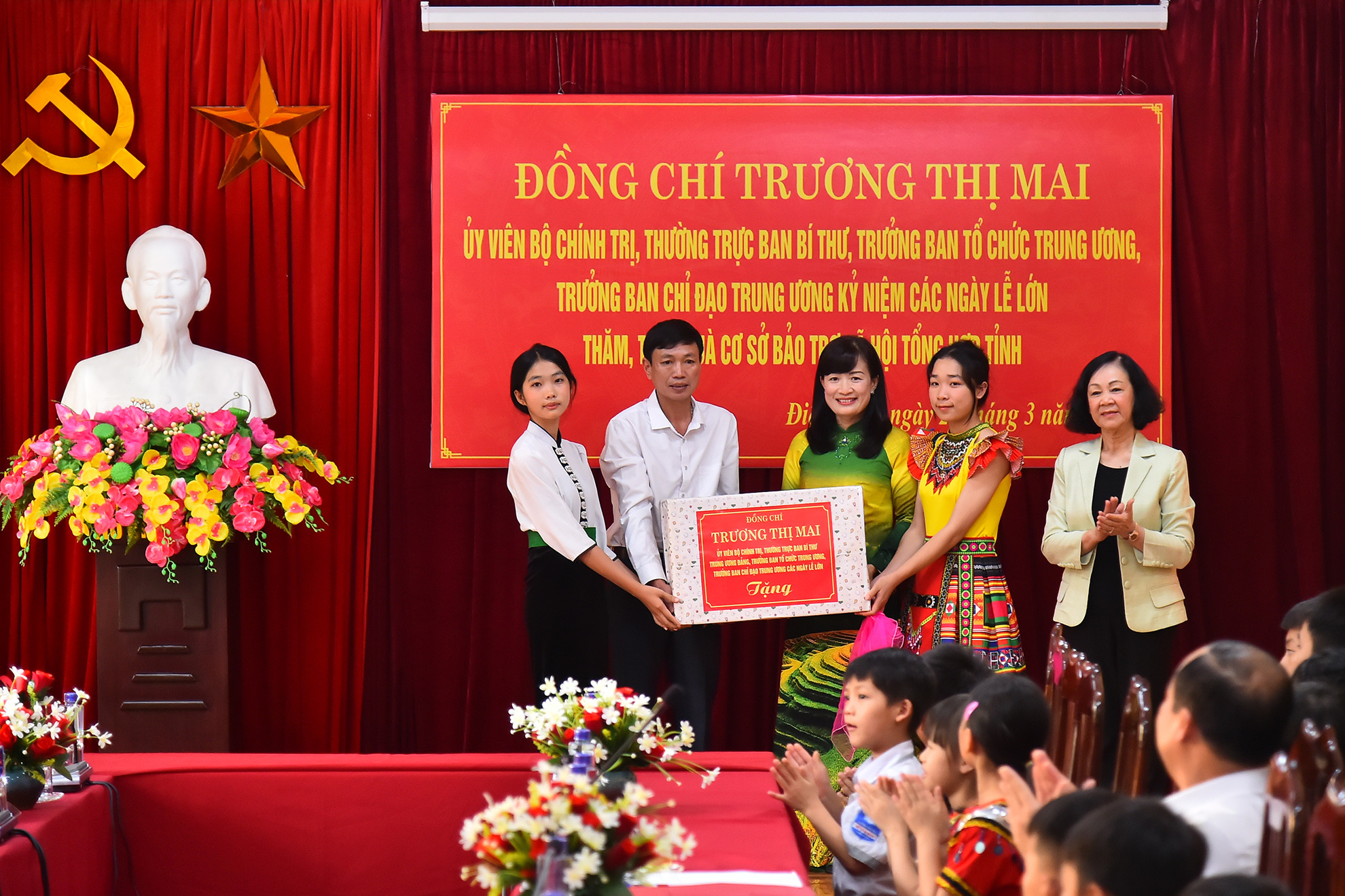 Thường trực Ban Bí thư Trương Thị Mai trao quà tặng Cơ sở Bảo trợ xã hội tổng hợp tỉnh Điện Biên. Thường trực Ban Bí thư Trương Thị Mai trao quà tặng Cơ sở Bảo trợ xã hội tổng hợp tỉnh Điện Biên.