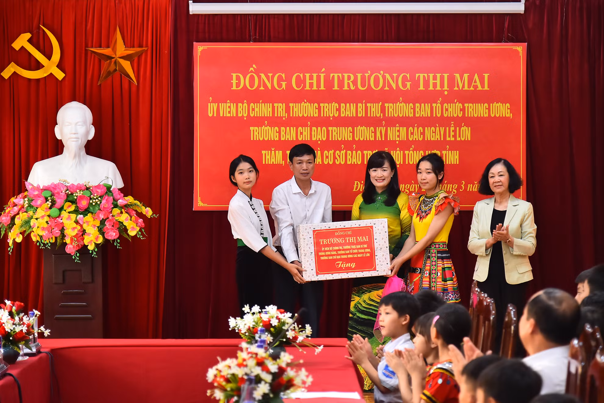 Thường trực Ban Bí thư Trương Thị Mai trao quà tặng Cơ sở Bảo trợ xã hội tổng hợp tỉnh Điện Biên.