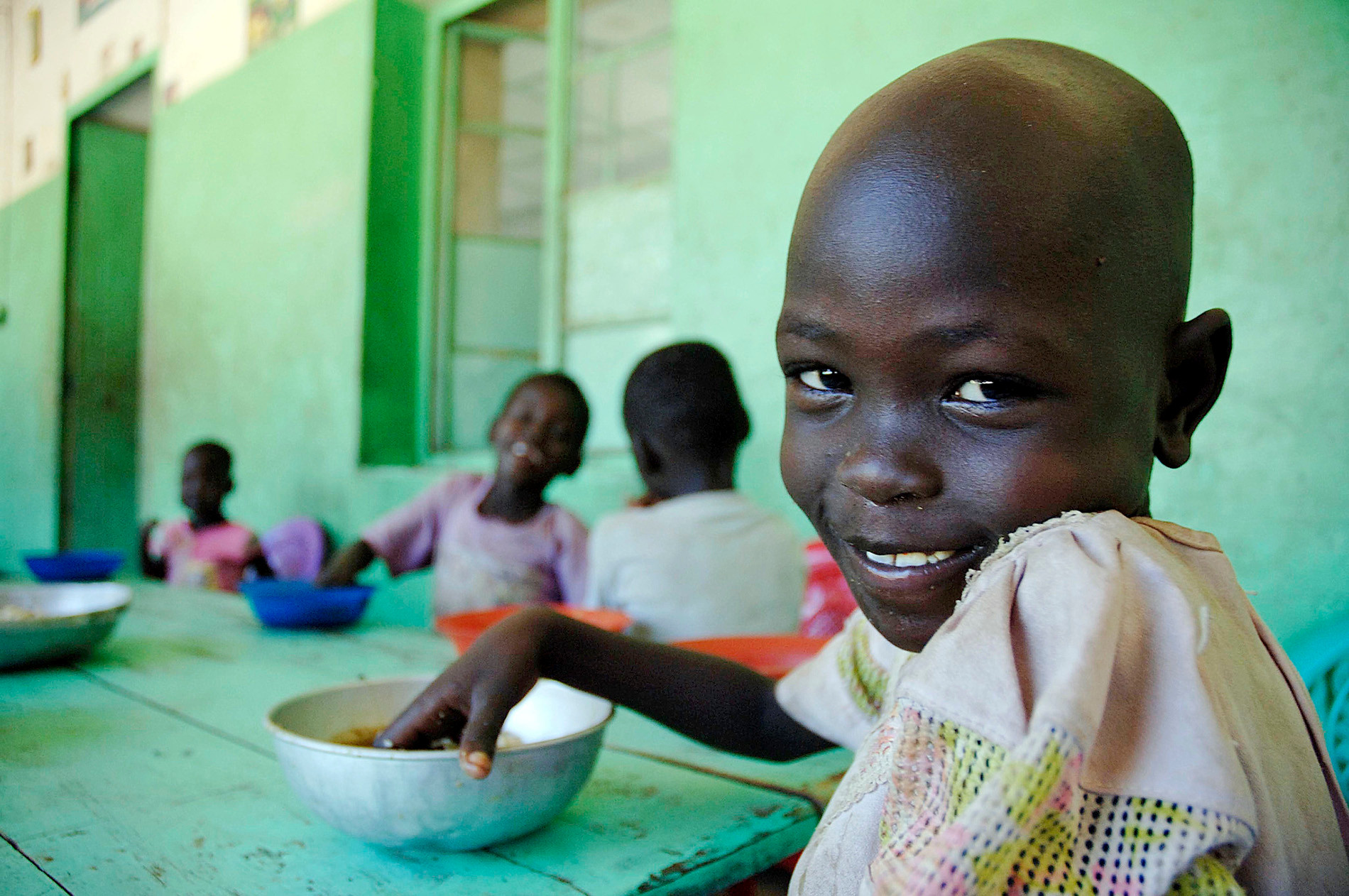 Em bé Sudan trong bữa trưa tại trại trẻ mồ côi Juba, ngày 19/11/2005.