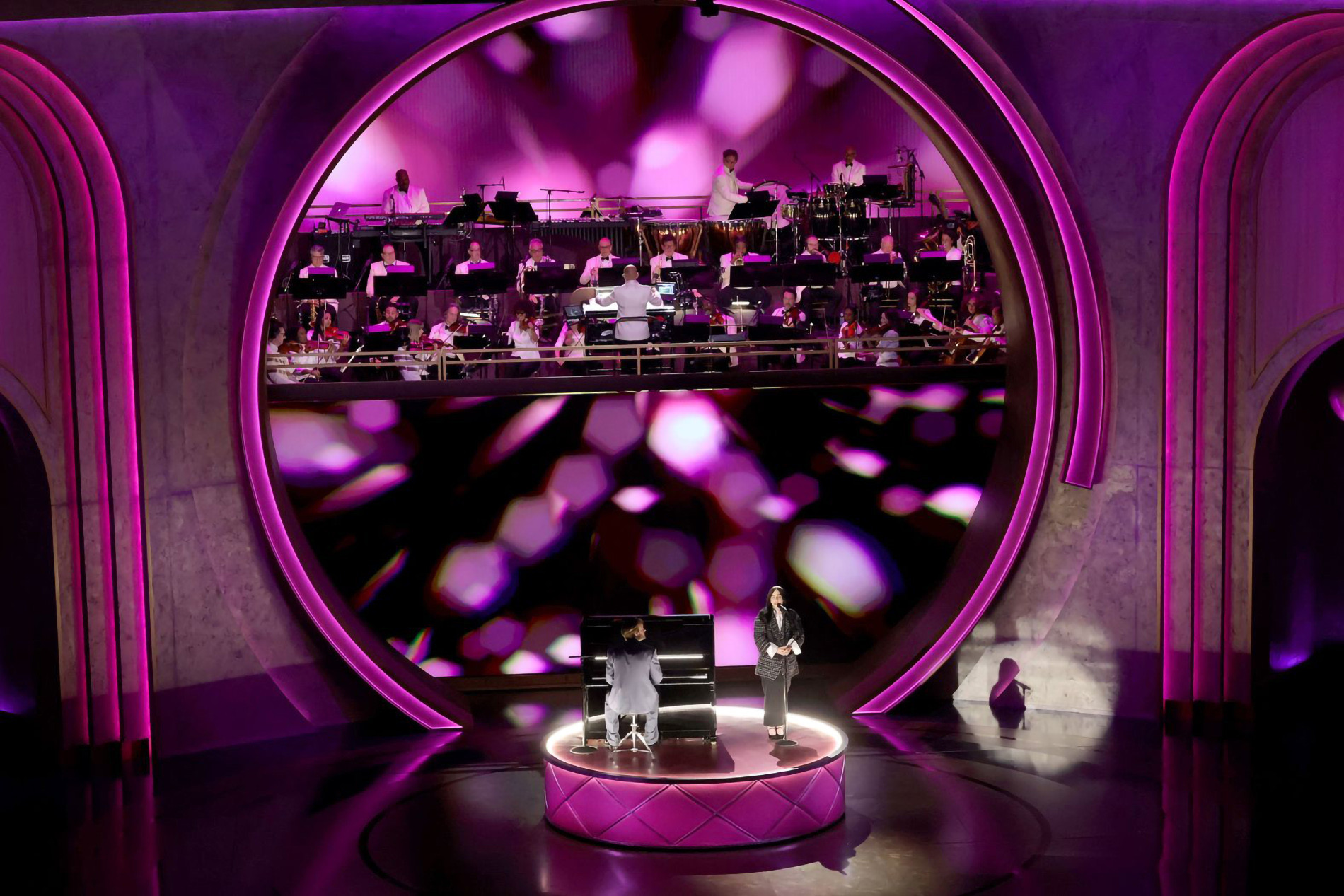 Eilish và anh trai của cô, Finneas, trình diễn ca khúc What Was I Made For? trong phim Barbie. (Ảnh: Getty Images)