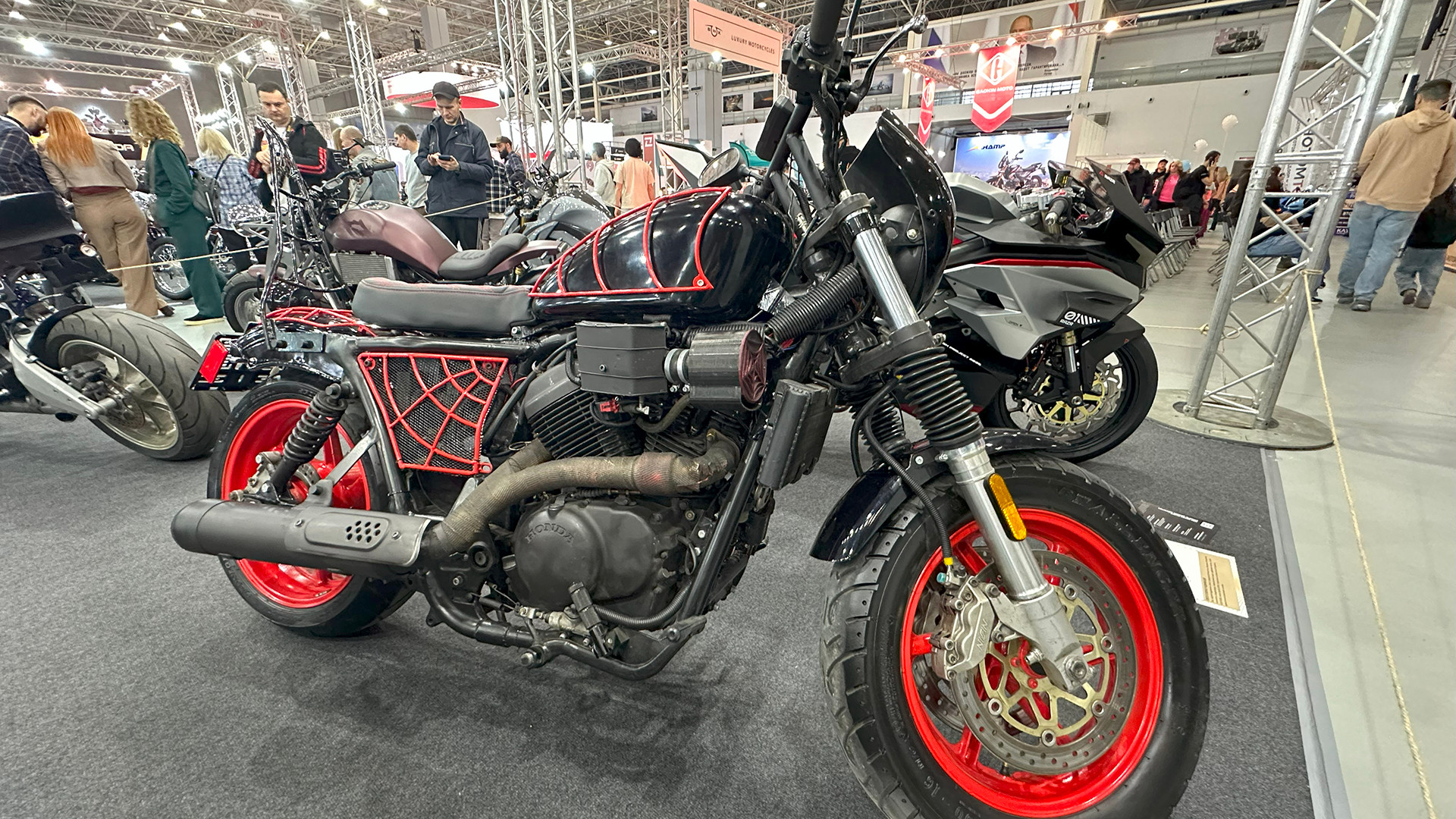 Một mẫu xe độ tại triển lãm.