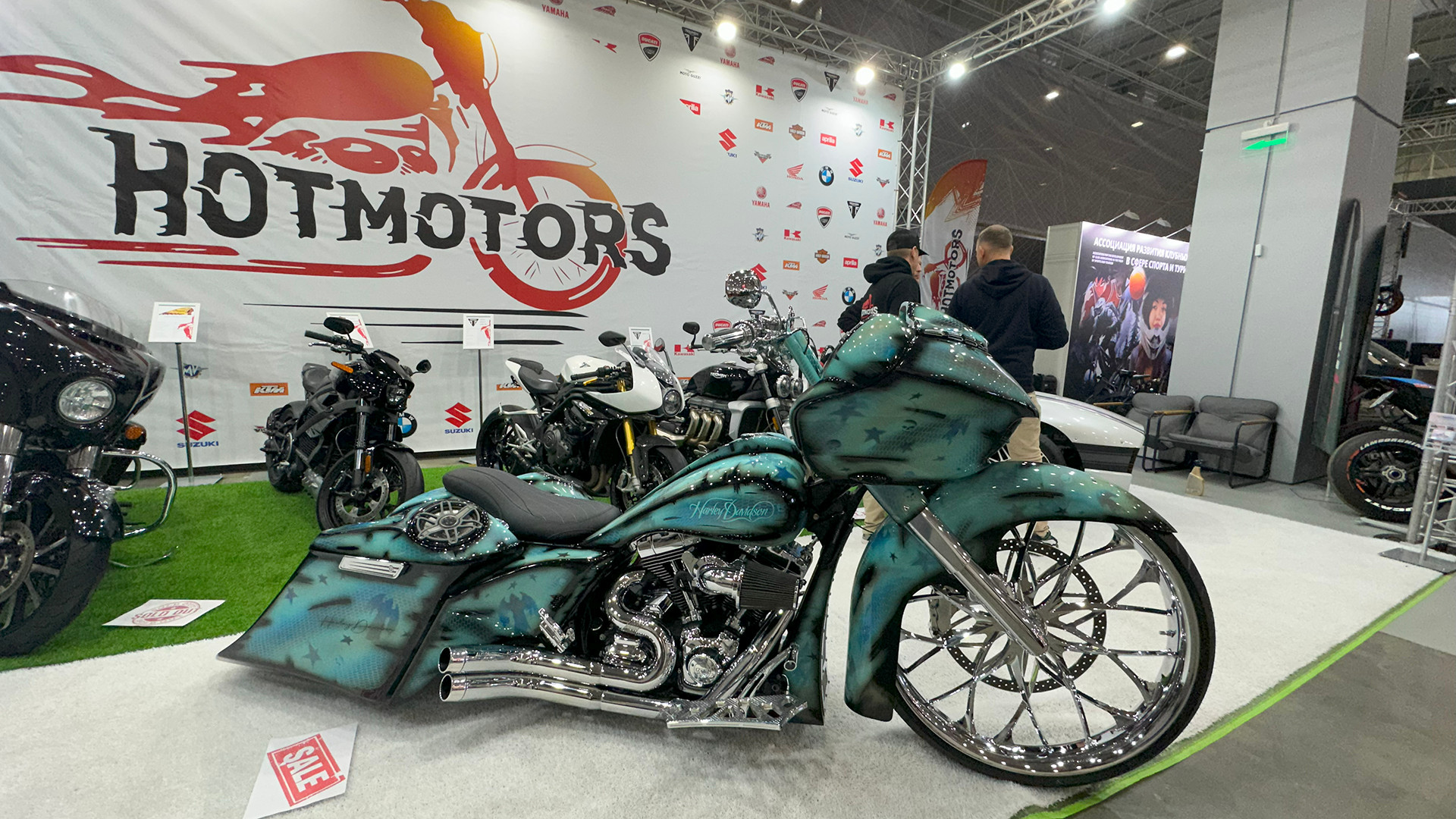 Những chiếc xe mẫu lạ luôn thu hút khách thăm quan.