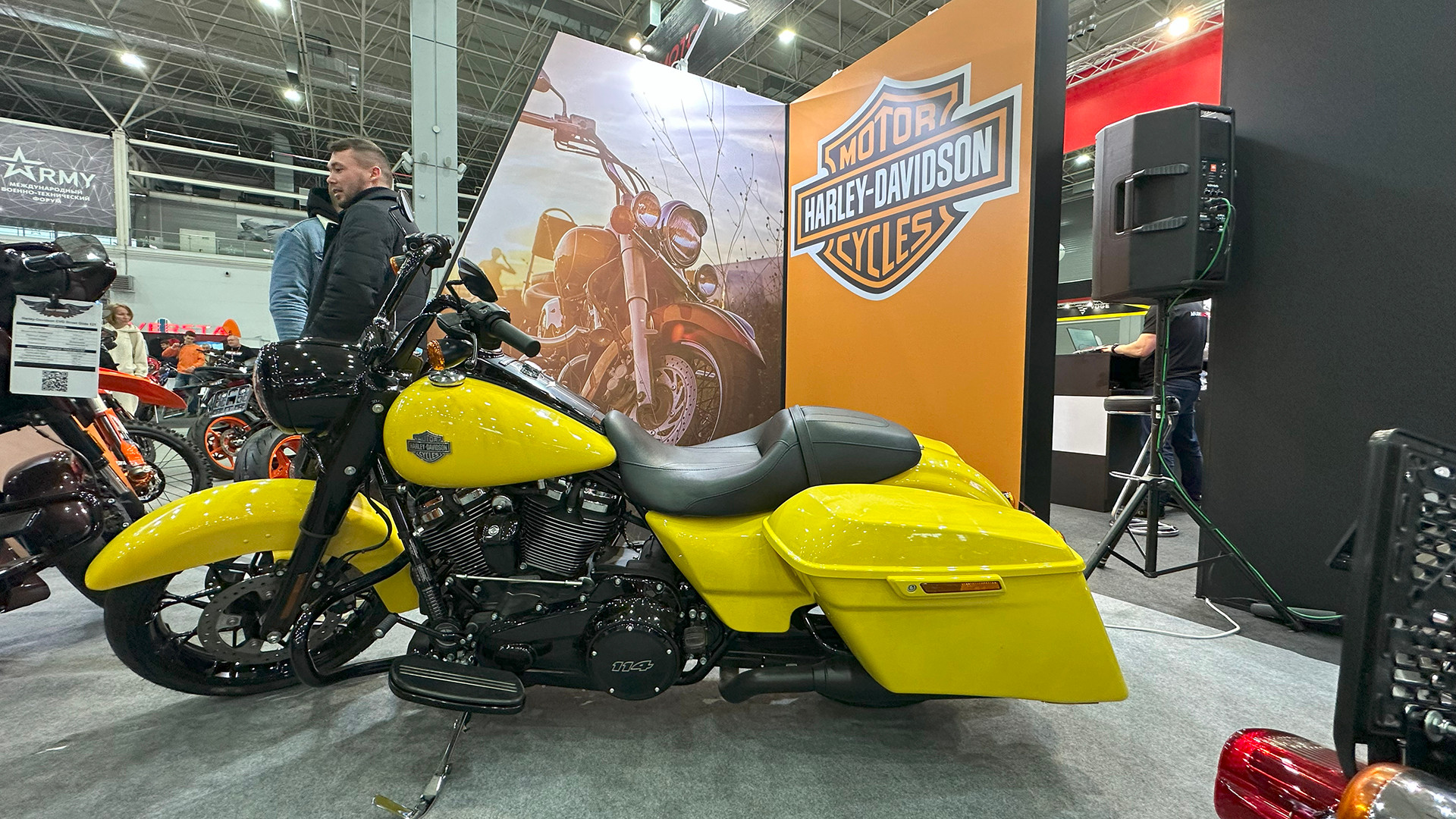 Các nhà phân phối giới thiệu các mẫu xe thương hiệu quốc tế được ưa thích.