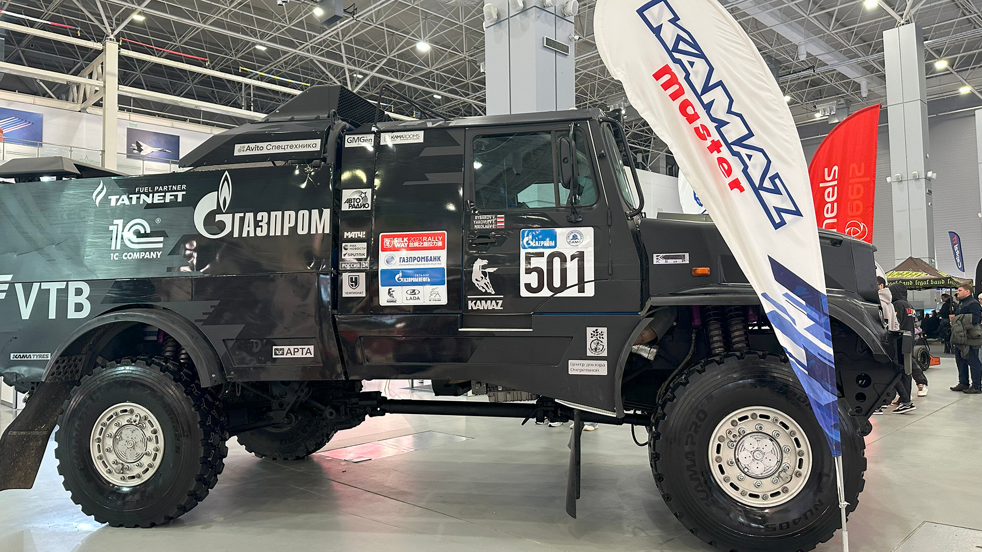 Triển lãm cũng giới thiệu những đột phá mới trong sản xuất các loại xe thể thao và địa hình của Nga. Trong ảnh, Kamaz giới thiệu một mẫu xe địa hình mới với sự tài trợ của nhiều tập đoàn lớn của Nga.