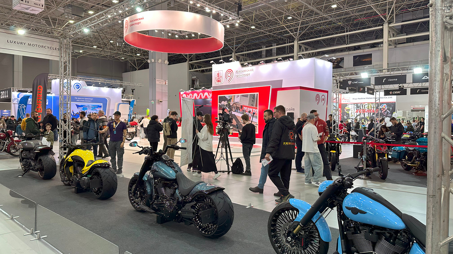 Theo Ban tổ chức, năm nay Motovesna là triển lãm lớn nhất trong lịch sử 18 năm tổ chức. Khách tham quan được chứng kiến những mẫu mô tô sáng giá, độc đáo cũng như các chủng loại xe thể thao, xe địa hình được ưa thích trên thị trường Nga.