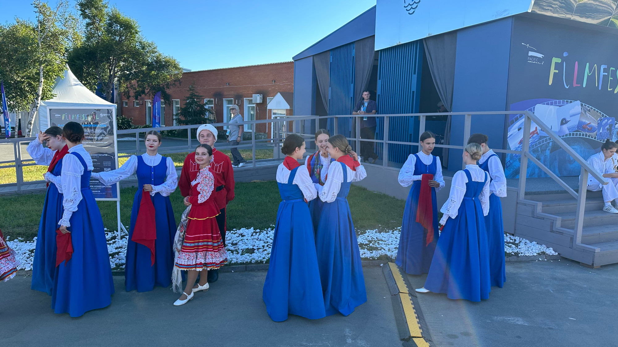 Các cô gái Nga tham gia chương trình Flasmob khai mạc lễ hội Các mùa Viễn Đông.