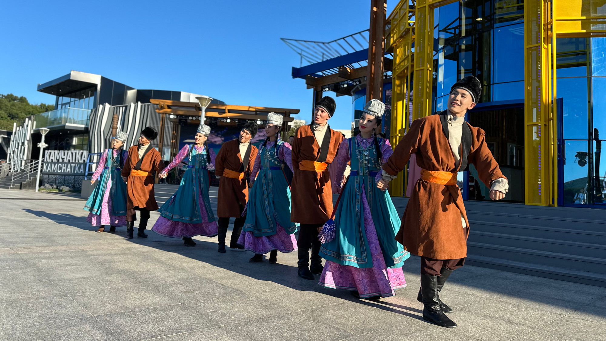 Múa dân gian được trình diễn tại Phố Viễn Đông.