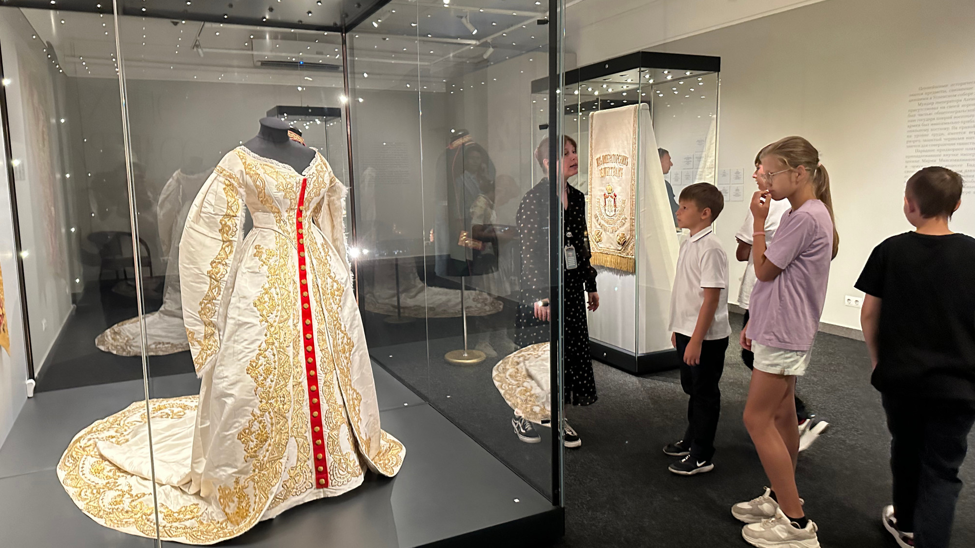 Rất đông học sinh của thành phố đến các triển lãm mở trong dịp này để tham quan học tập.