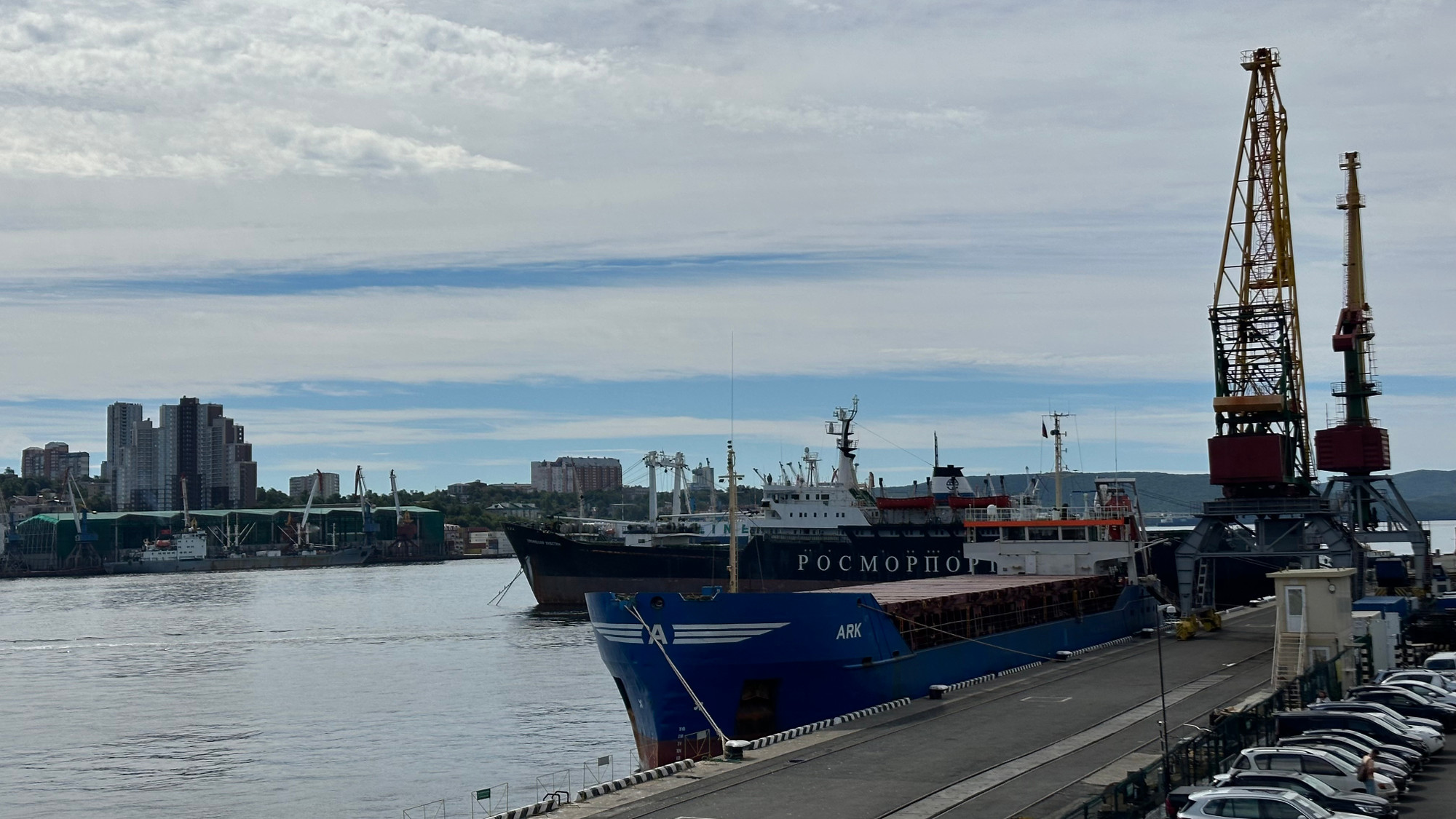 Thành phố Vladivostok nhộn nhịp tàu biển qua lại.