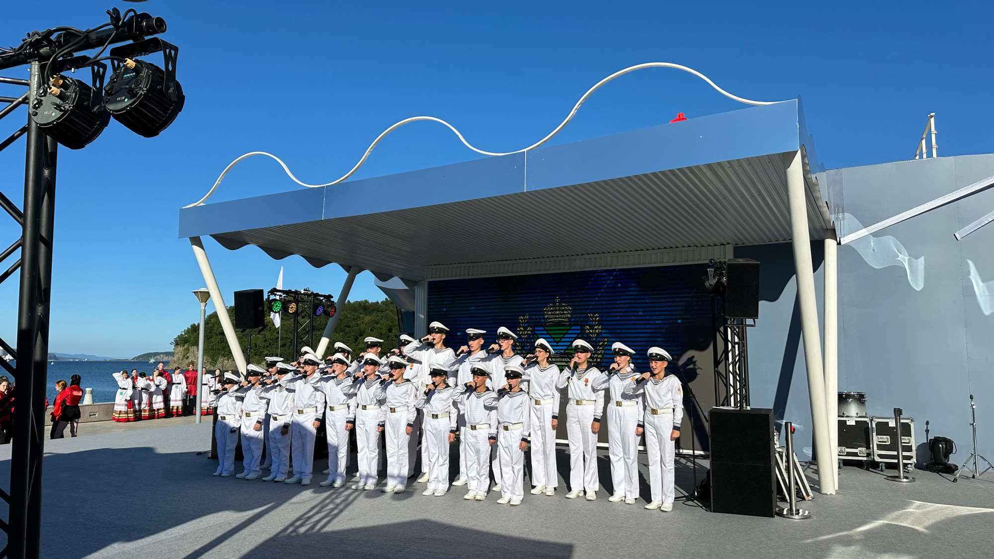 Các em học sinh thành phố cảng Vladivostok hát những bài hát ca ngợi vùng biển quê hương.