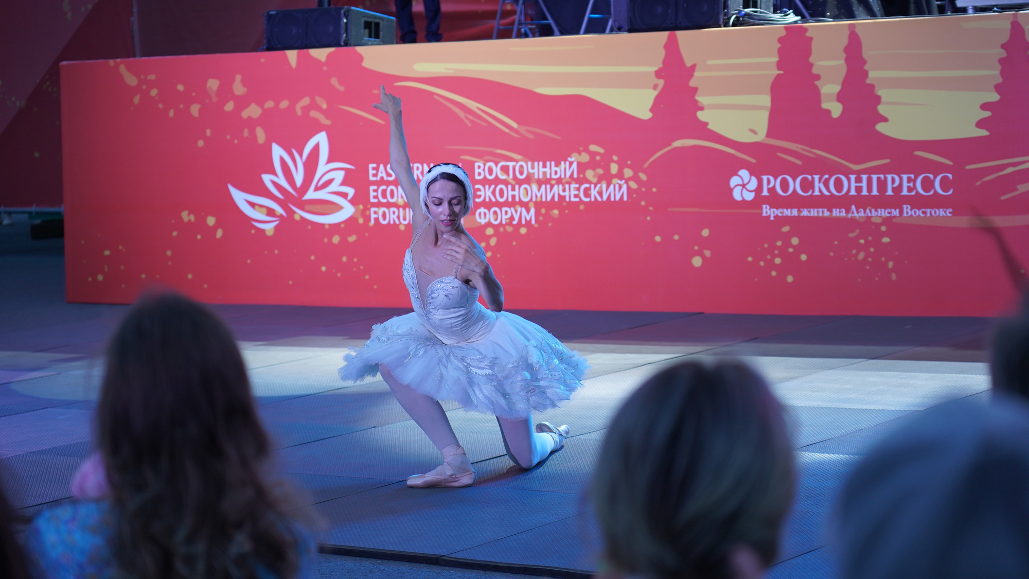 Người dân Vladivostok hào hứng với các chương trình nghệ thuật Hàn lâm của nước Nga được trình diễn tại lễ hội trong dịp này. Trích đoạn vở Bale Hồ Thiên Nga "xuống phố" với khán giả thành phố cảng.