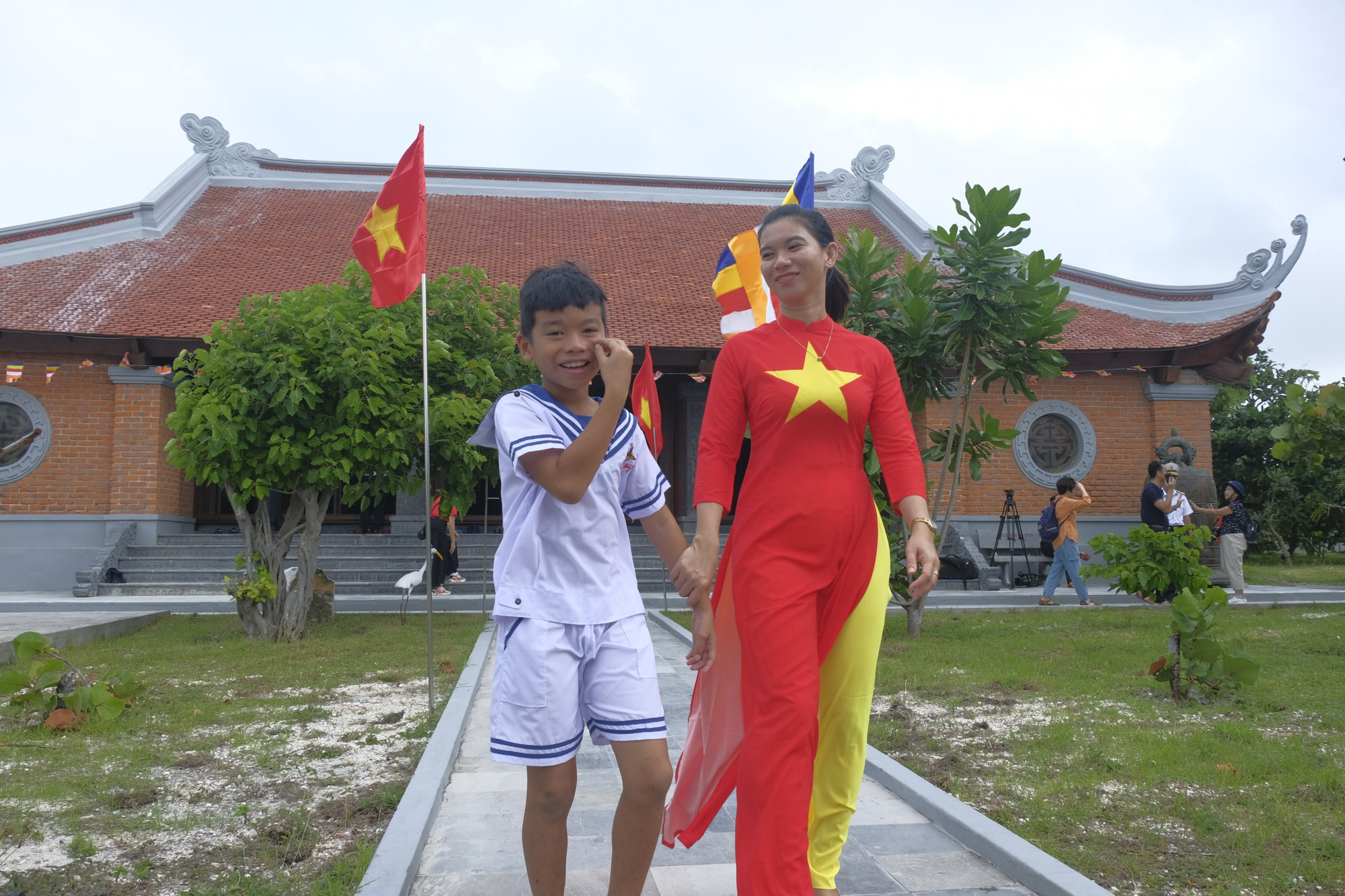 Chị Nguyễn Thị Châu Úc cùng con trai đi lễ chùa cầu một năm mới an bình, thuận lợi. Chị Nguyễn Thị Châu Úc cùng con trai đi lễ chùa cầu một năm mới an bình, thuận lợi.